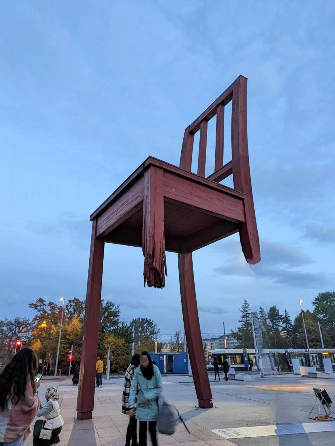 broken-chair-google-pixel-6-magic-eraser