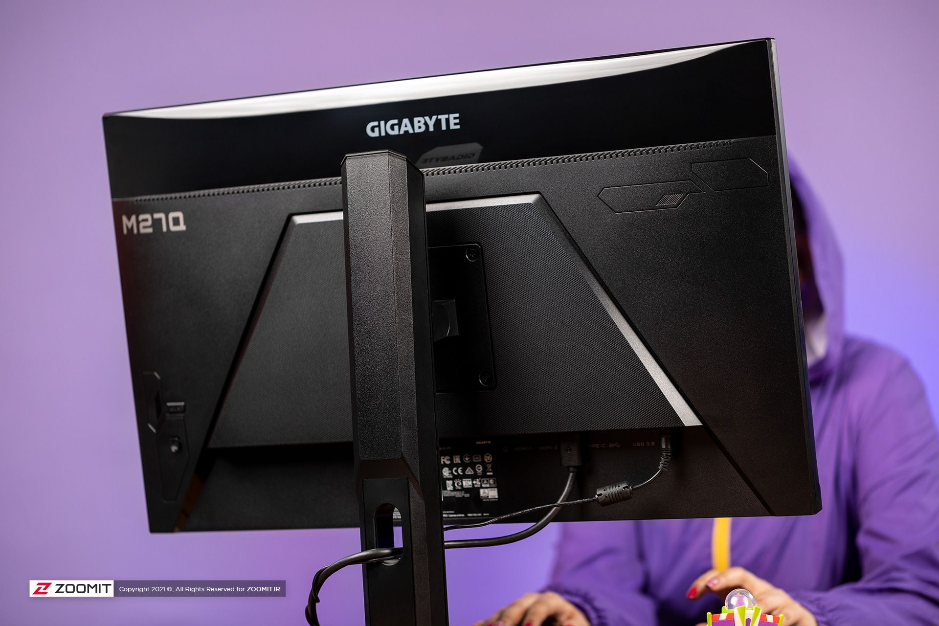 طراحی پشت مانیتور گیگابایت M27Q
