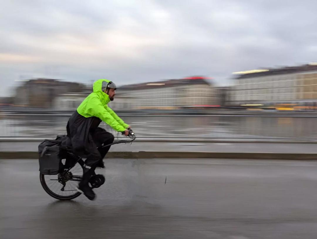 cyclist-google-pixel-6-magic-eraser