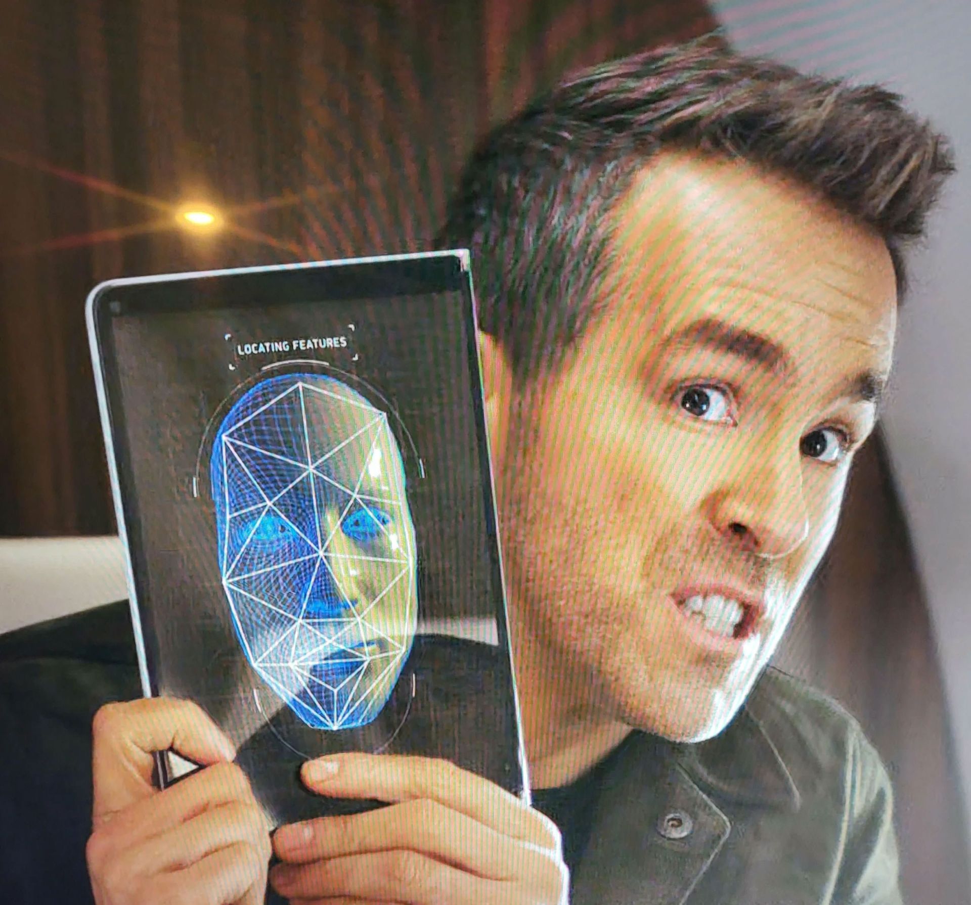 سرفیس نئو در دستان رایان رینولدز