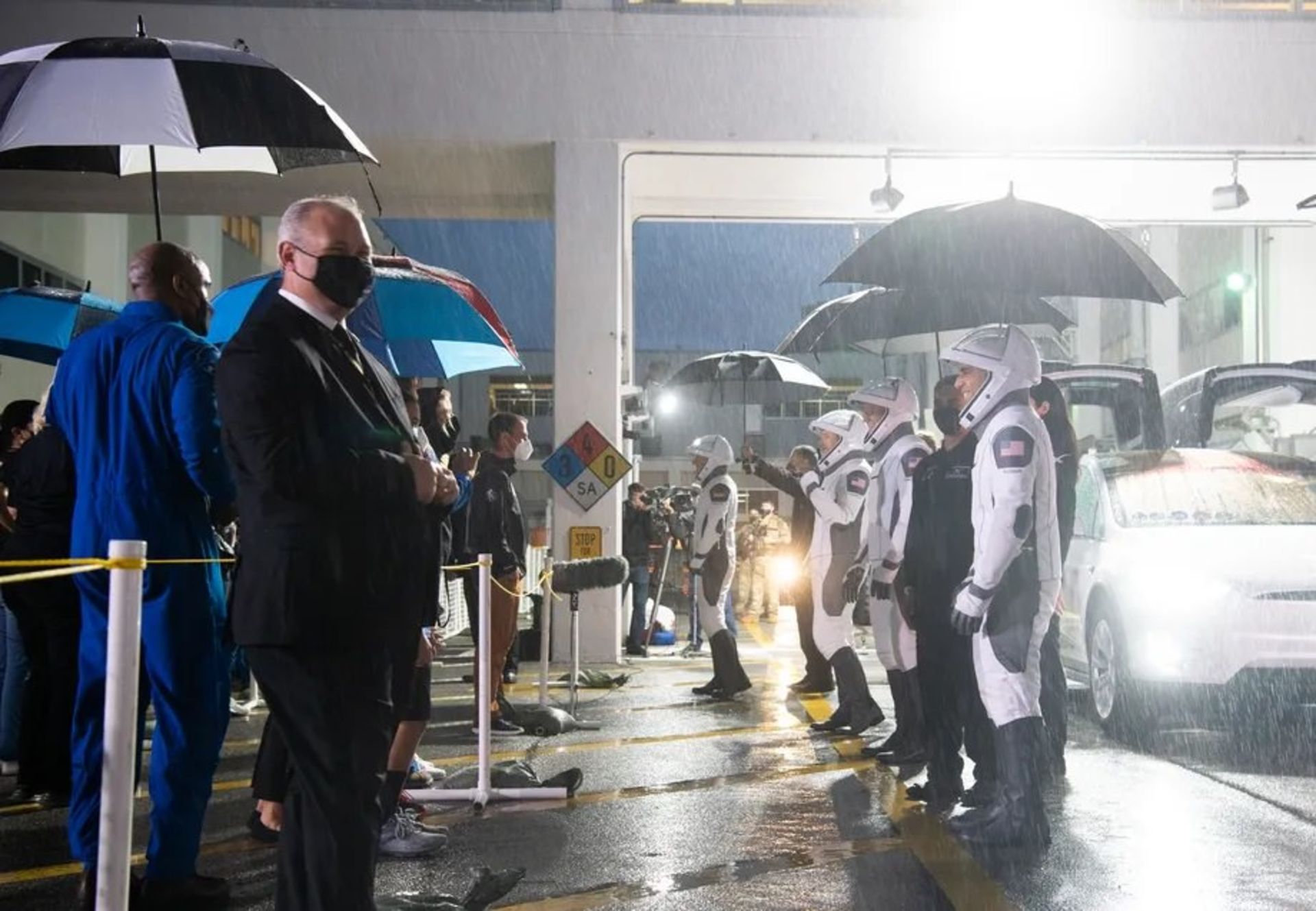 فضانوردان کرو ۳ با خانواده هایشان خداحافظی می‌کنند