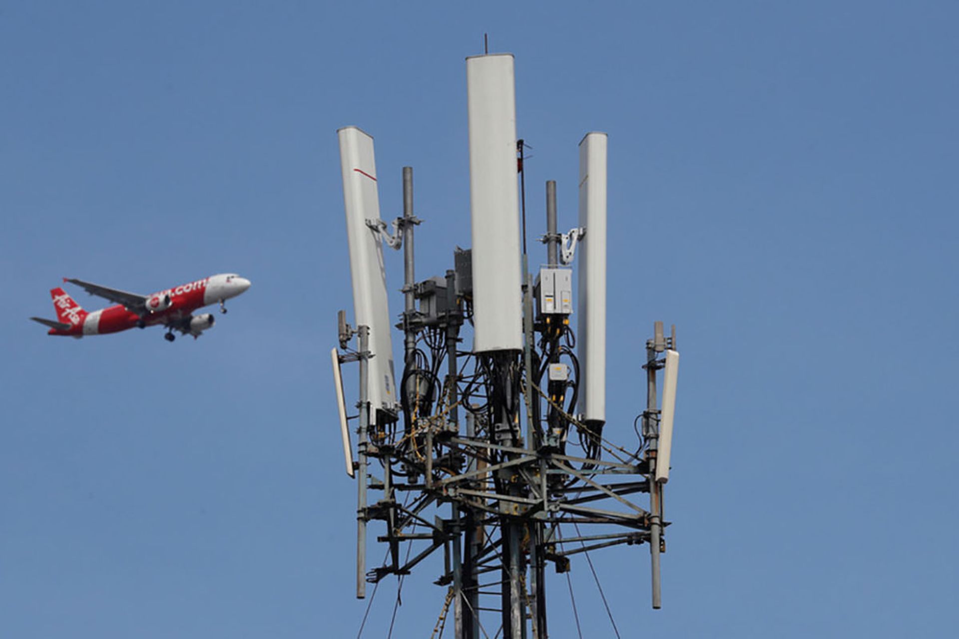 نگرانی های ناشی از اختلال در فرود هواپیماها به دلیل تداخل با شبکه 5G