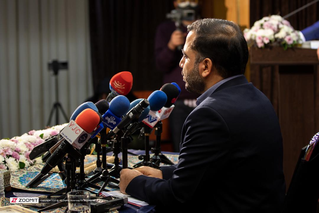 سخنرانی وزیر ارتباطات عیسی زارع پور پشت میکروفن ها از پشت سر