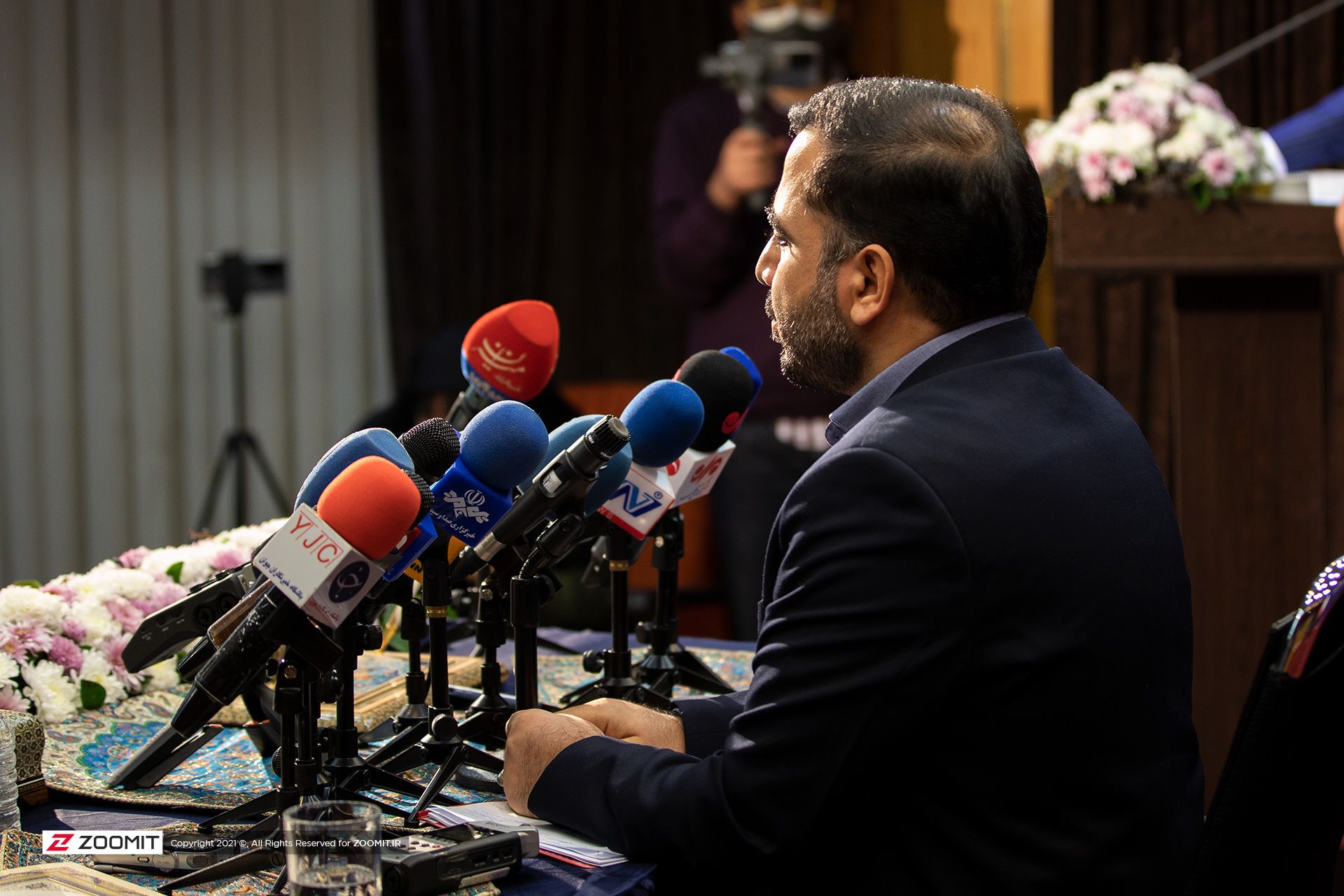 سخنرانی وزیر ارتباطات عیسی زارع پور پشت میکروفن ها از پشت سر