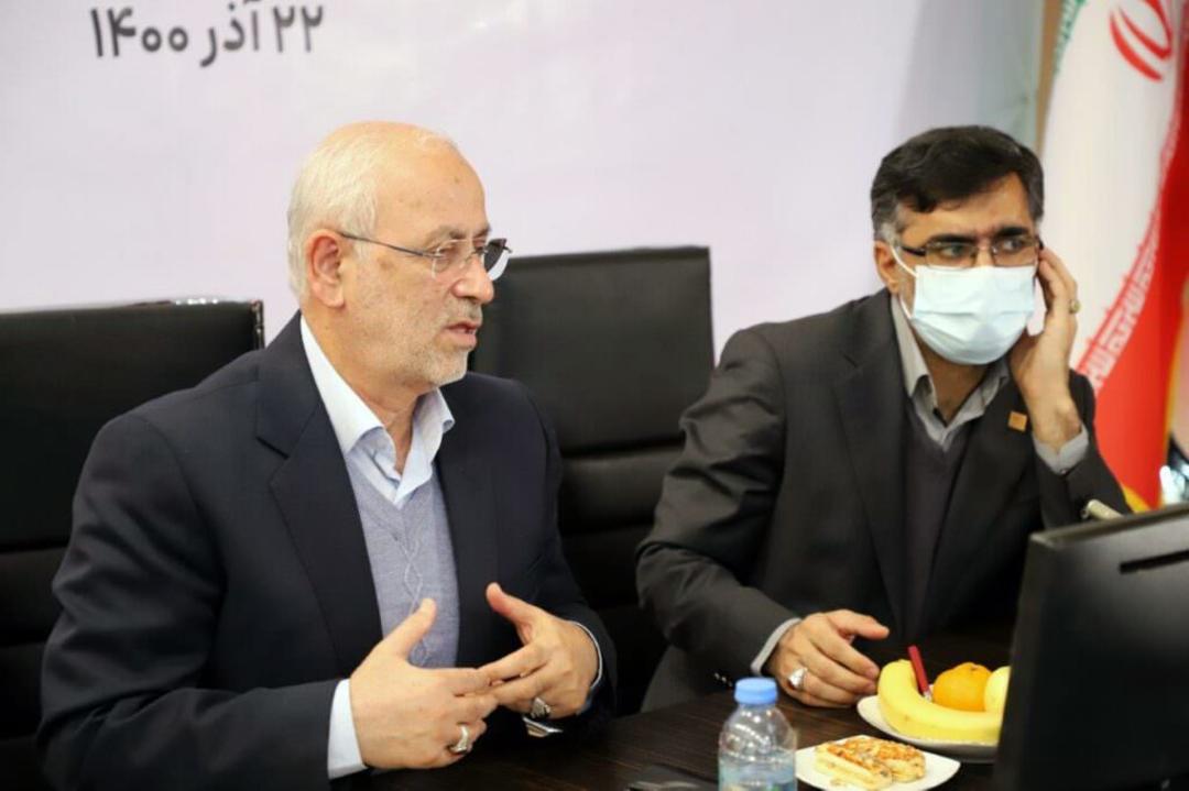 رییس کمیسیون صنایع مجلس کنار مدیرعامل ایرانسل