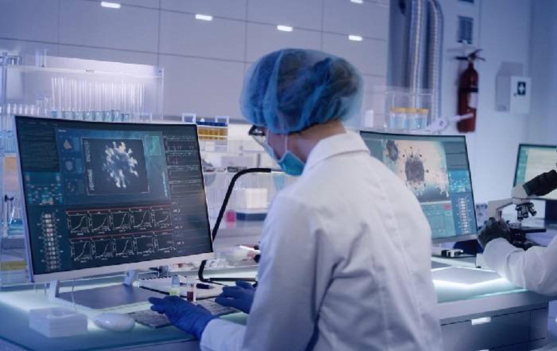 پژوهشگر در حال مطالعه ویروس کرونا / Researcher