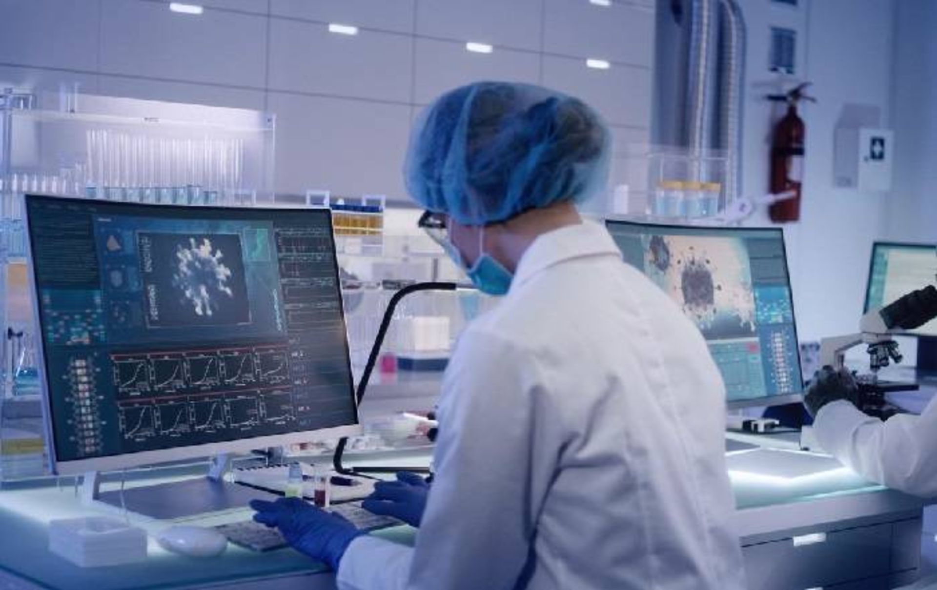 پژوهشگر در حال مطالعه ویروس کرونا / Researcher