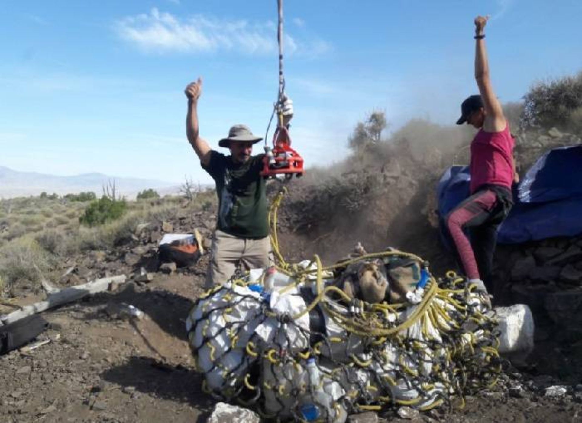 انتقال فسیل های ایکتیوسور با هلیکوپتر