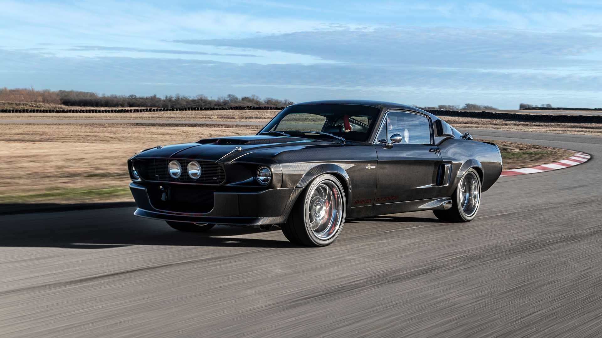 نمای اصلی فورد موستانگ شلبی / Shelby GT500CR کلاسیک سیاه رنگ در جاده