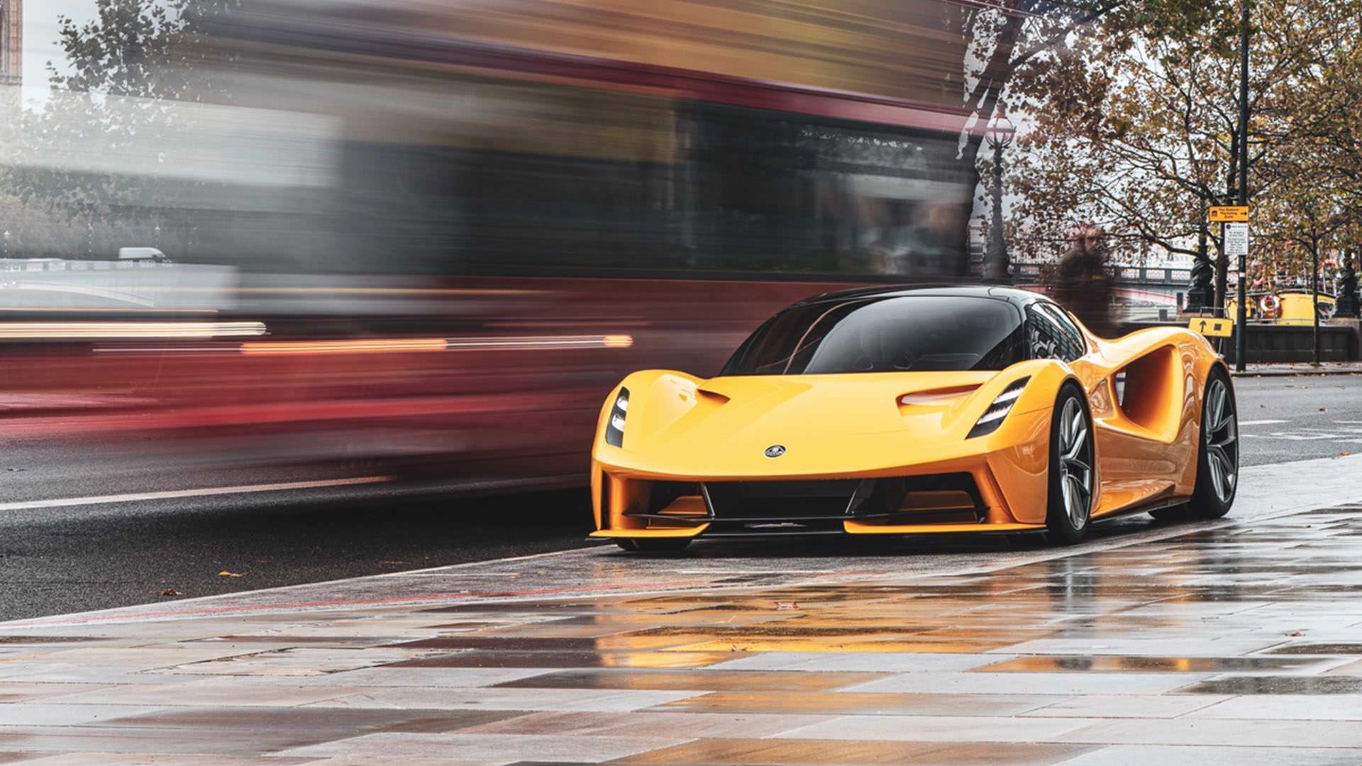 نمای جلو ابرخودرو لوتوس اوایا / Lotus Evija زرد رنگ