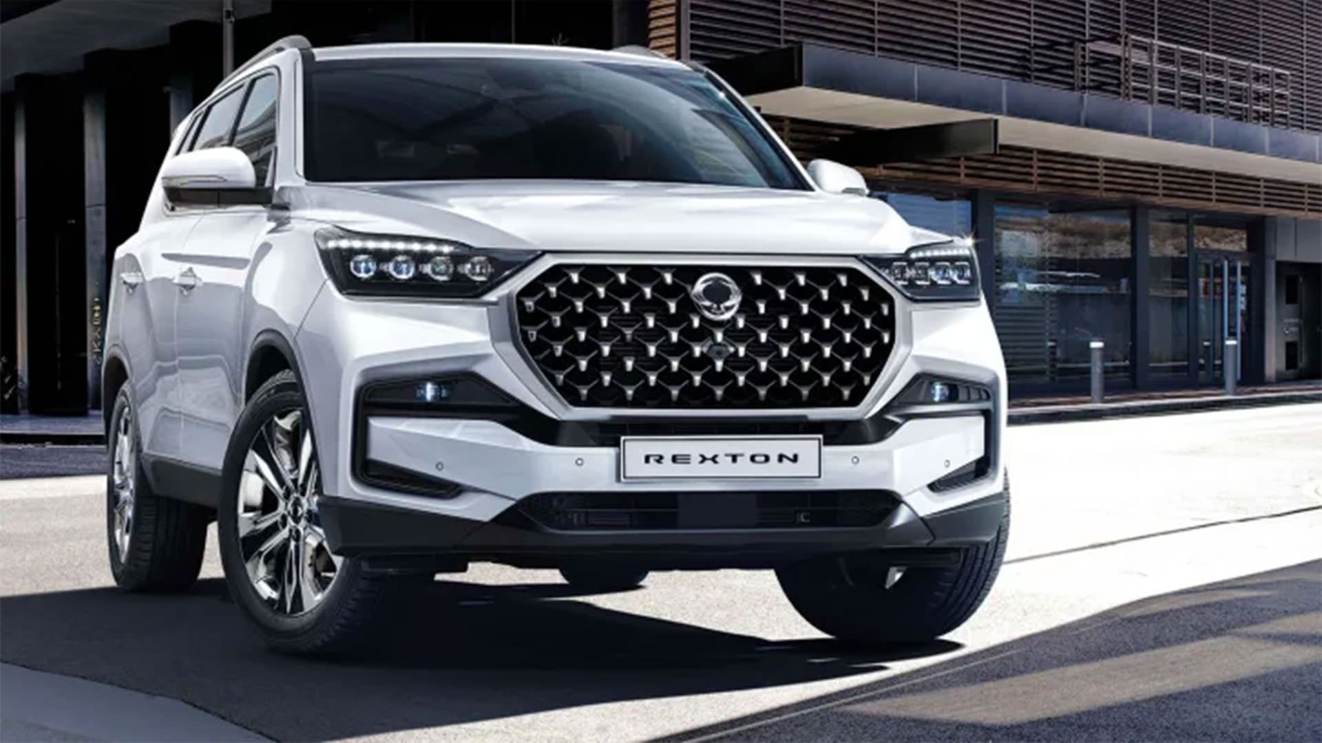 نمای جلو خودرو شاسی بلند سانگ یانگ رکستون / 2021 SsangYong Rexton سفید رنگ