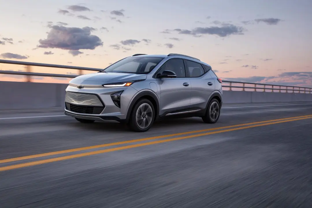 شورولت بولت ای یو وی / Chevrolet Bolt EUV نقره ای در جاده
