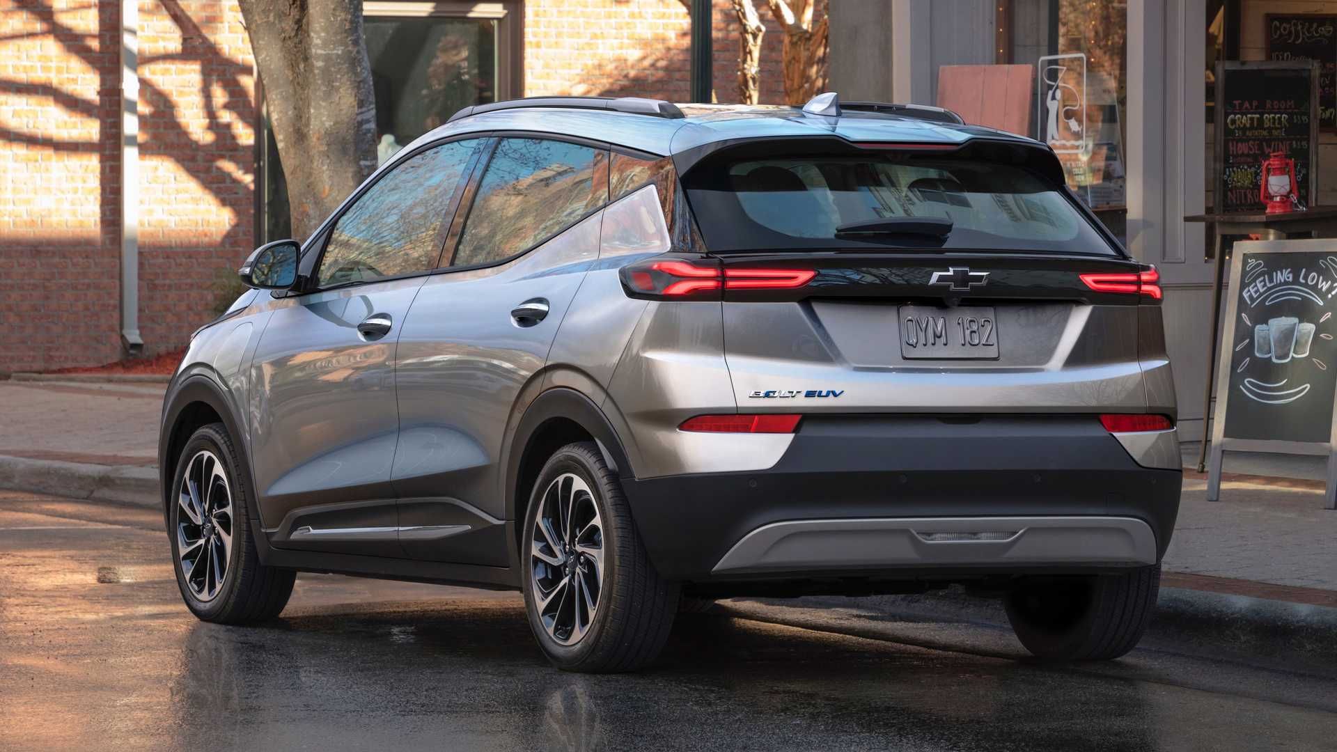 نمای عقب کراس اور برقی شورولت بولت ای یو وی / Chevrolet Bolt EUV crossover
