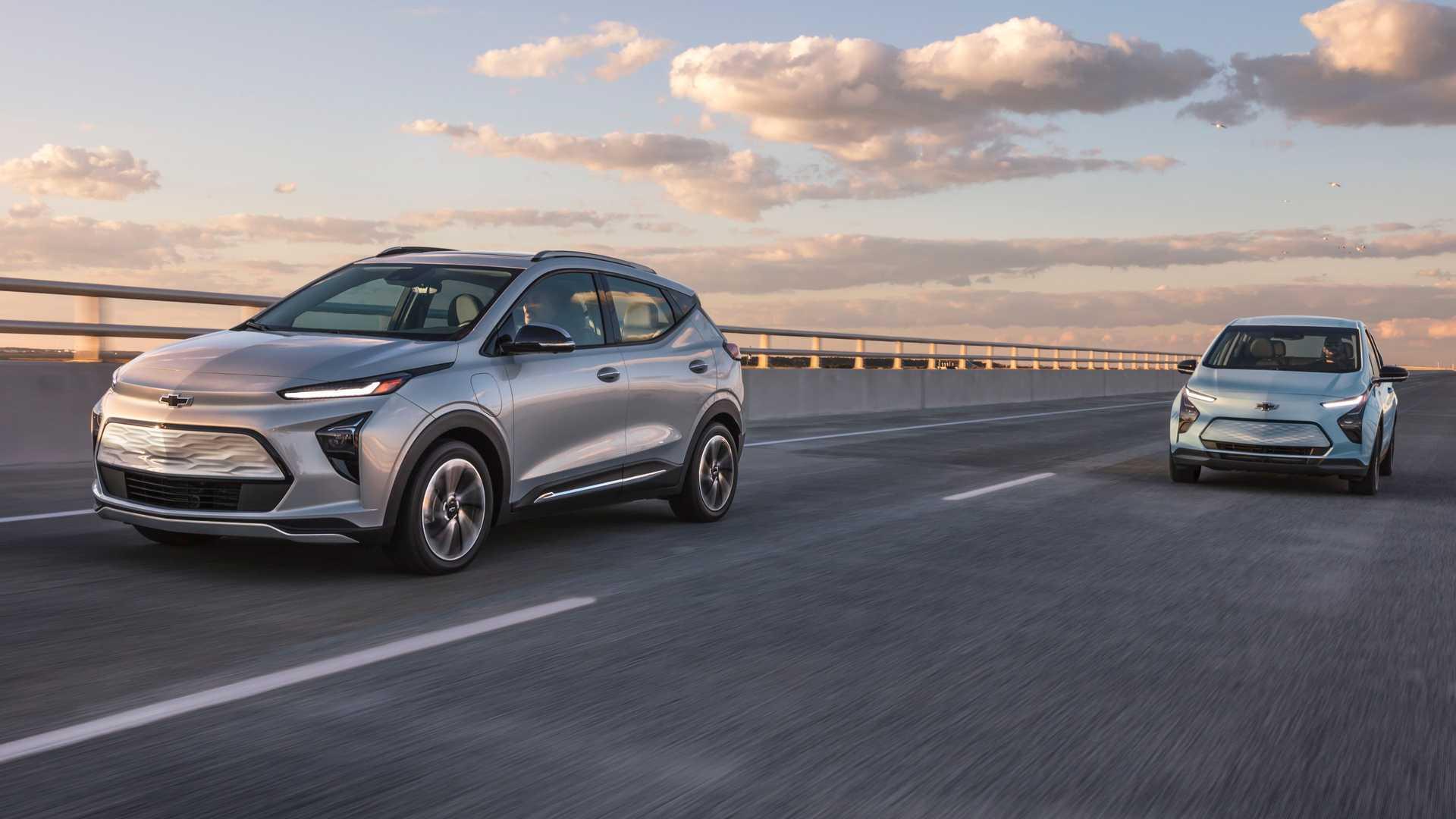 کراس اور برقی شورولت بولت ای یو وی / Chevrolet Bolt EUV crossover در جاده با منظره آسمان آبی