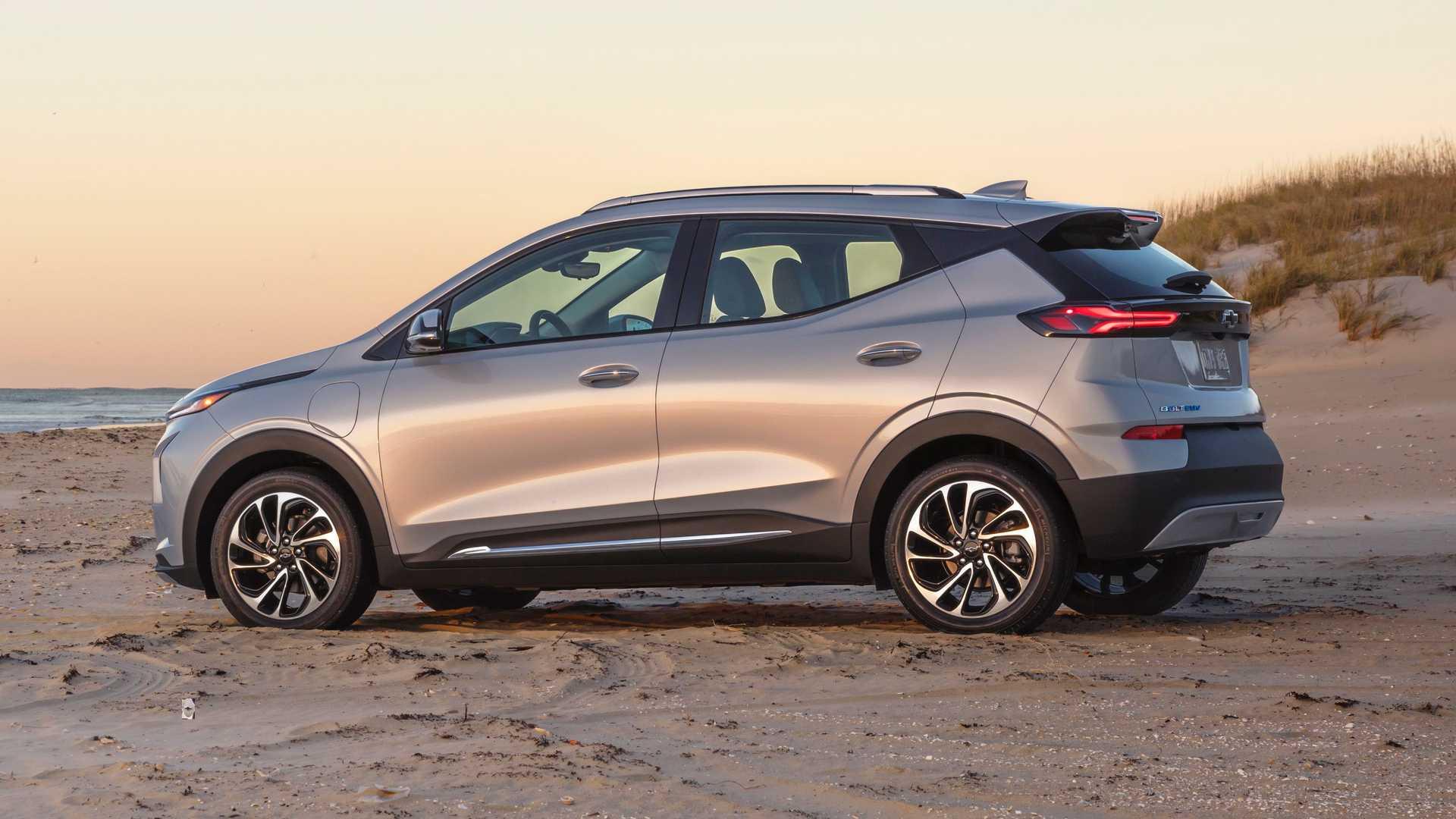نمای جانبی کراس اور برقی شورولت بولت ای یو وی / Chevrolet Bolt EUV crossover