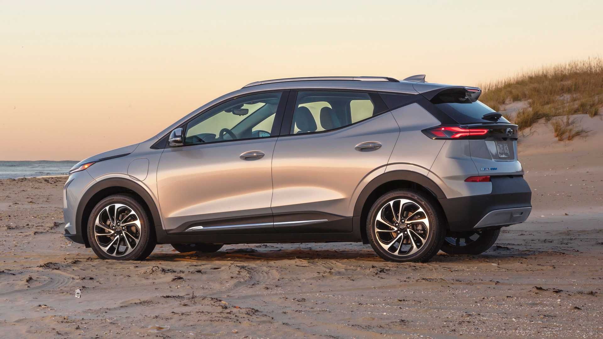 نمای جانبی کراس اور برقی شورولت بولت ای یو وی / Chevrolet Bolt EUV crossover