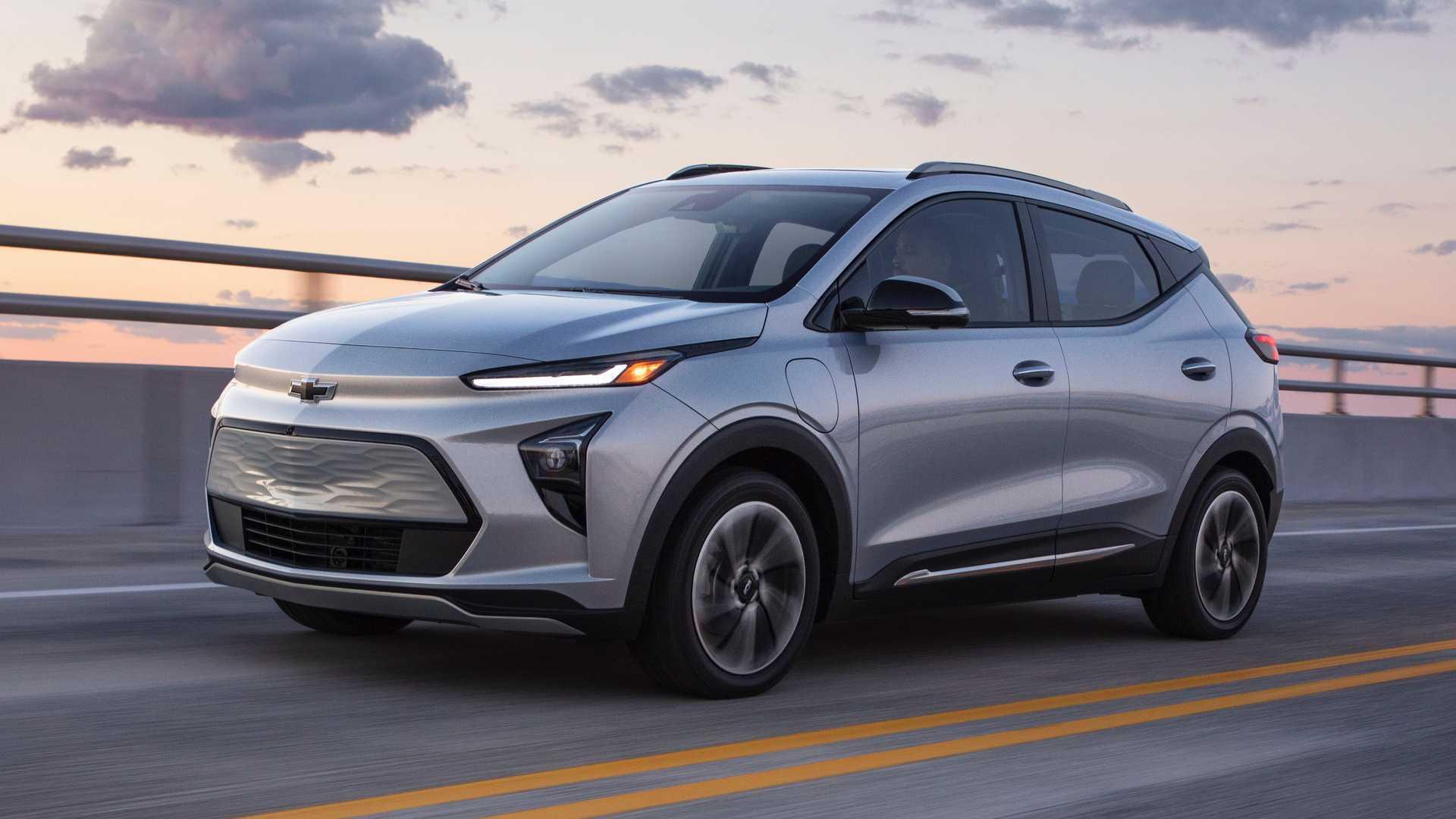 نمای سه چهارم کراس اور برقی شورولت بولت ای یو وی / Chevrolet Bolt EUV crossover در جاده