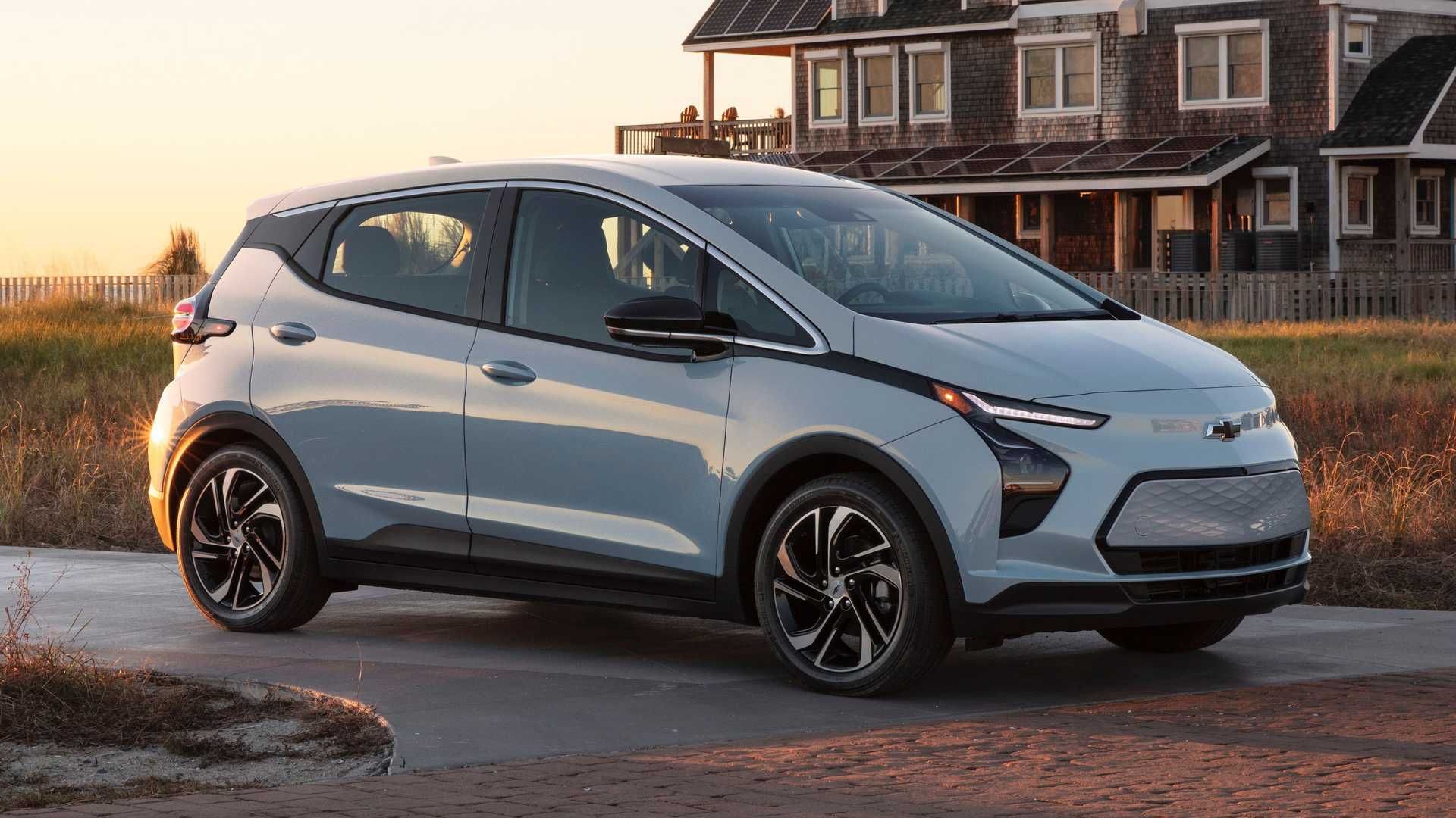 نمای پروفیل جانبی کراس اور برقی شورولت بولت ای وی / Chevrolet Bolt EV crossover 