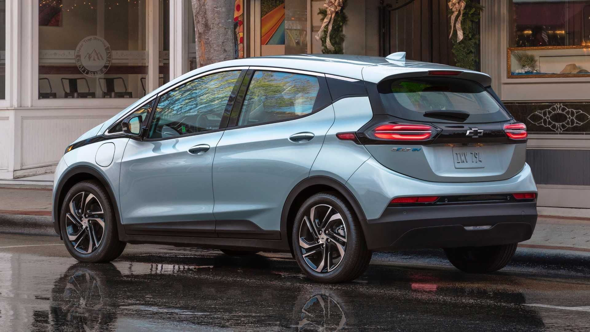 نمای عقب کراس اور برقی شورولت بولت ای وی / Chevrolet Bolt EV crossover 