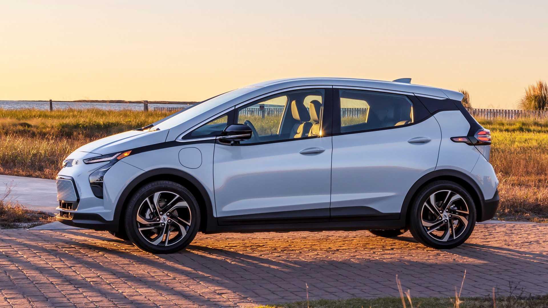 نمای جانبی کراس اور برقی شورولت بولت ای وی / Chevrolet Bolt EV crossover 