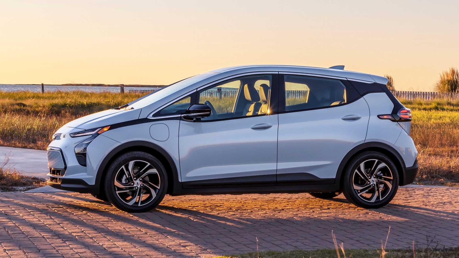 نمای جانبی کراس اور برقی شورولت بولت ای وی / Chevrolet Bolt EV crossover 