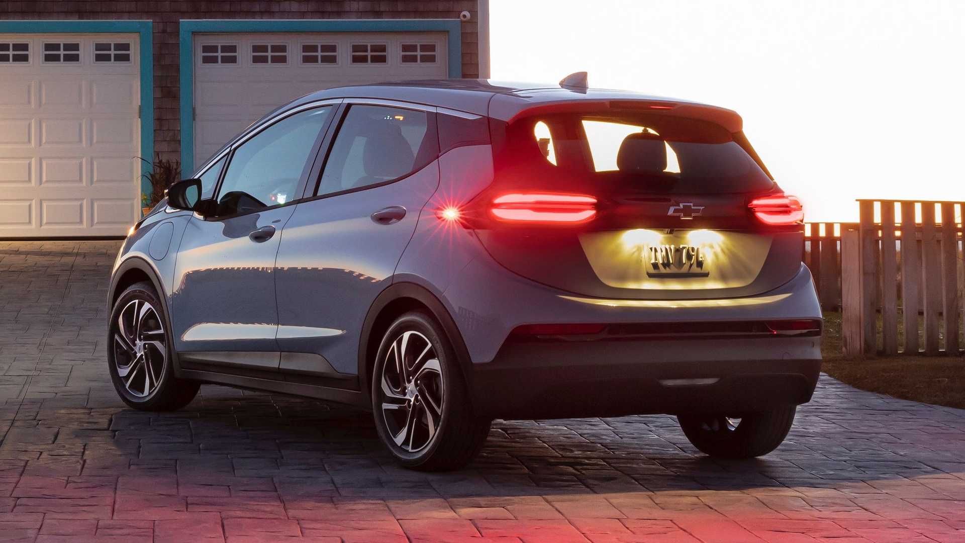 نمای سه چهارم عقب کراس اور برقی شورولت بولت ای وی / Chevrolet Bolt EV crossover 