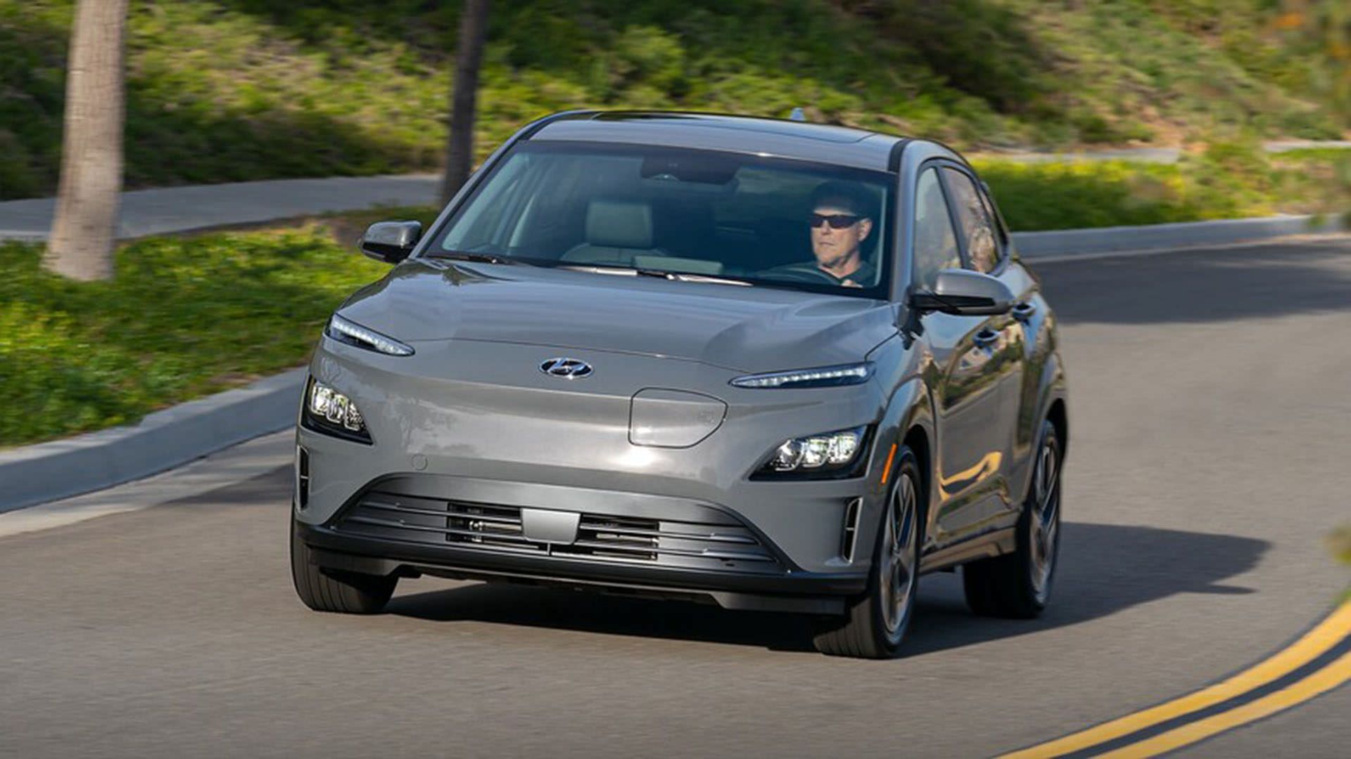 نمای جلو خودروی برقی هیوندای کنا الکتریک / 2022 Hyundai Kona Electric خاکستری رنگ در جاده