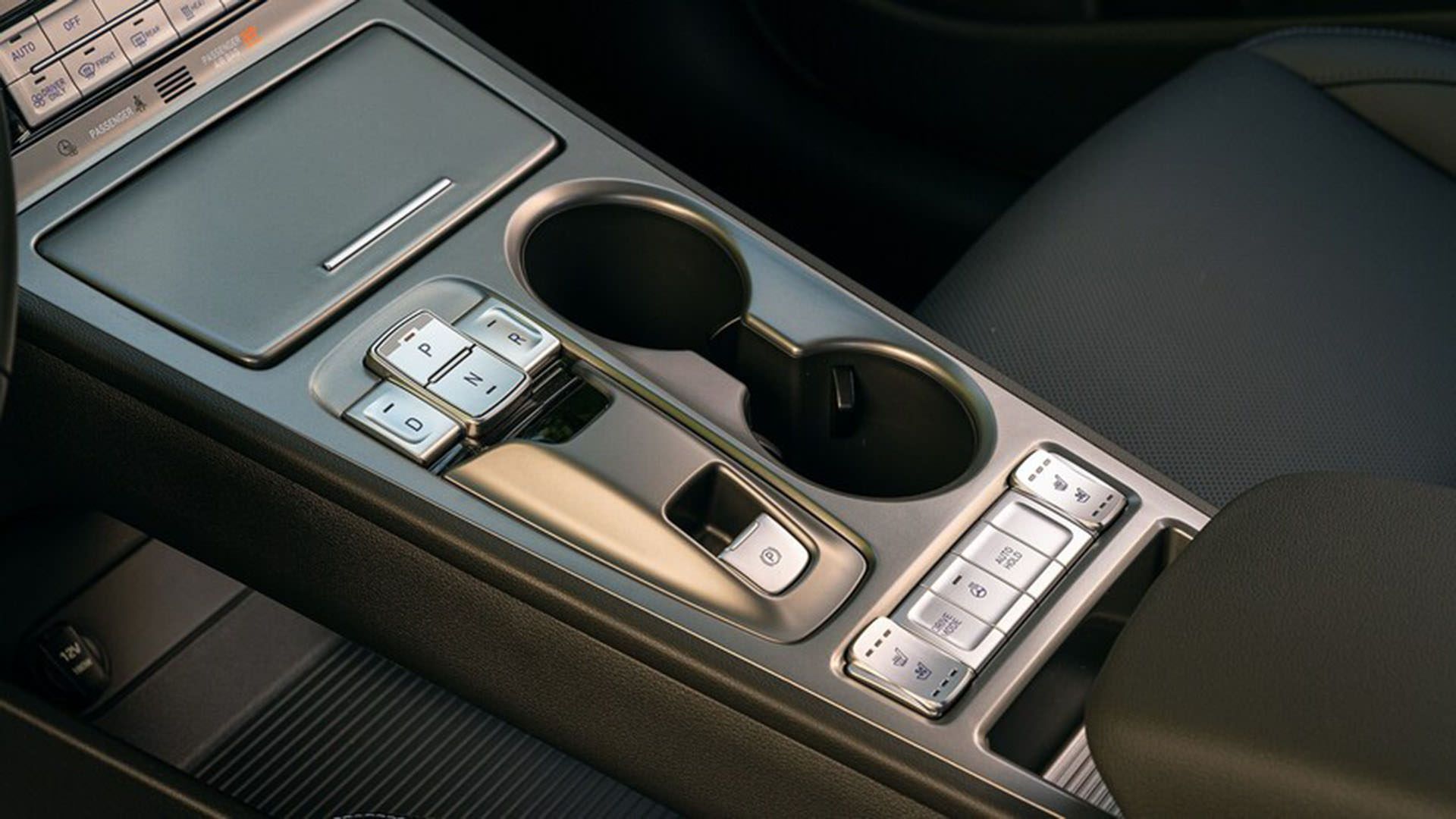 کنسول مرکزی خودروی برقی هیوندای کنا الکتریک / 2022 Hyundai Kona Electric خاکستری رنگ