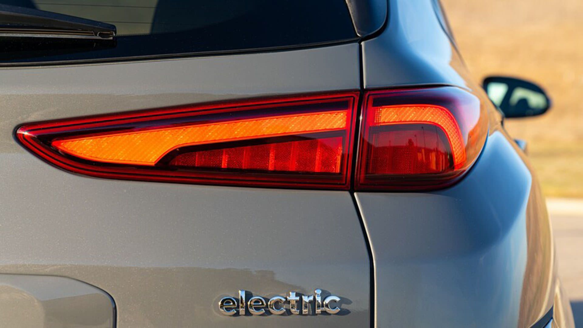 چراغ عقب خودروی برقی هیوندای کنا الکتریک / 2022 Hyundai Kona Electric خاکستری رنگ