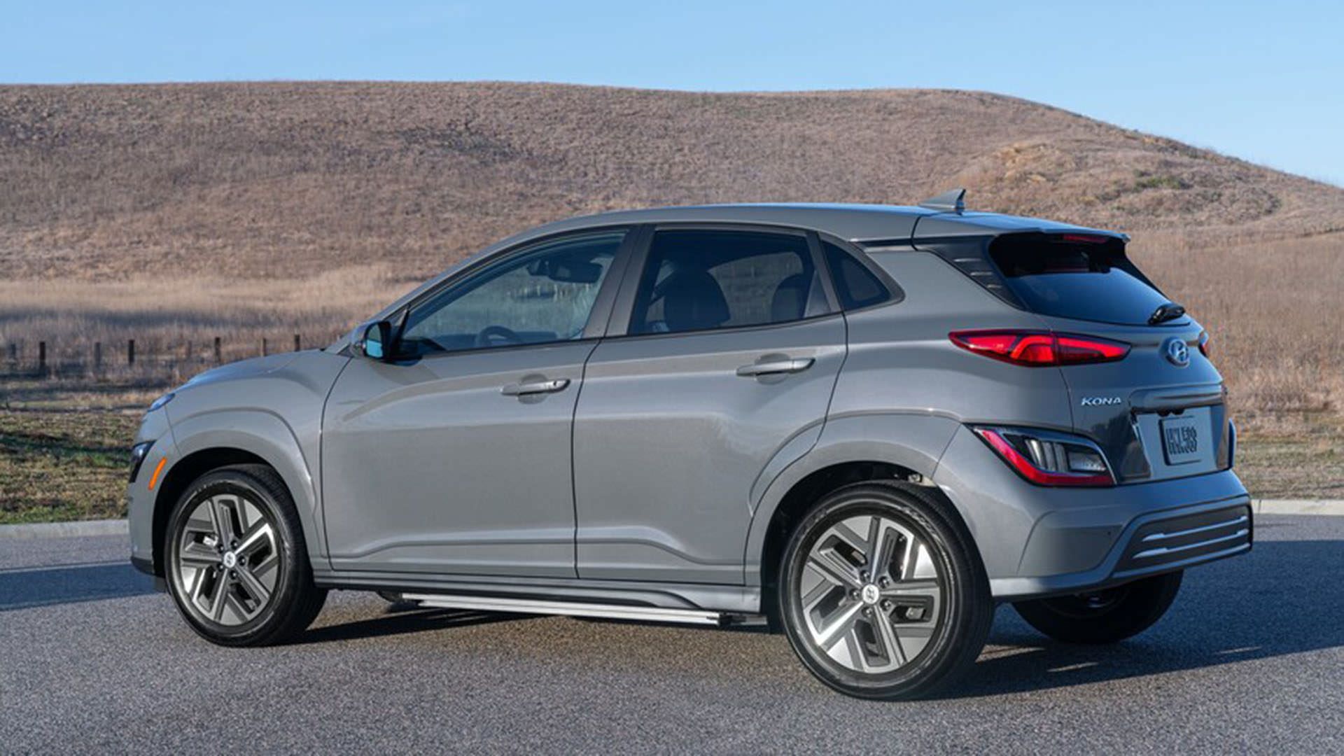 نمای جانبی خودروی برقی هیوندای کنا الکتریک / 2022 Hyundai Kona Electric خاکستری رنگ