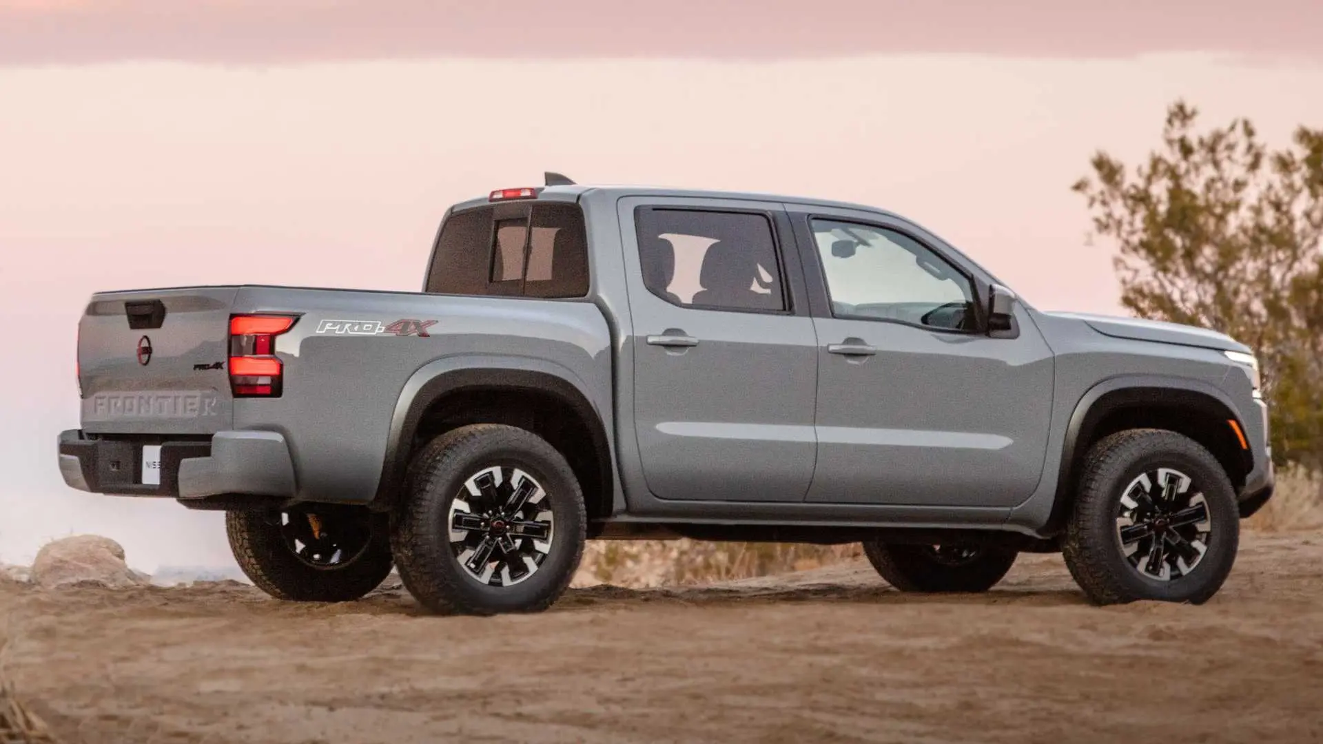 Nissan Frontier 2022 نیسان فرانتیر نمای عقب