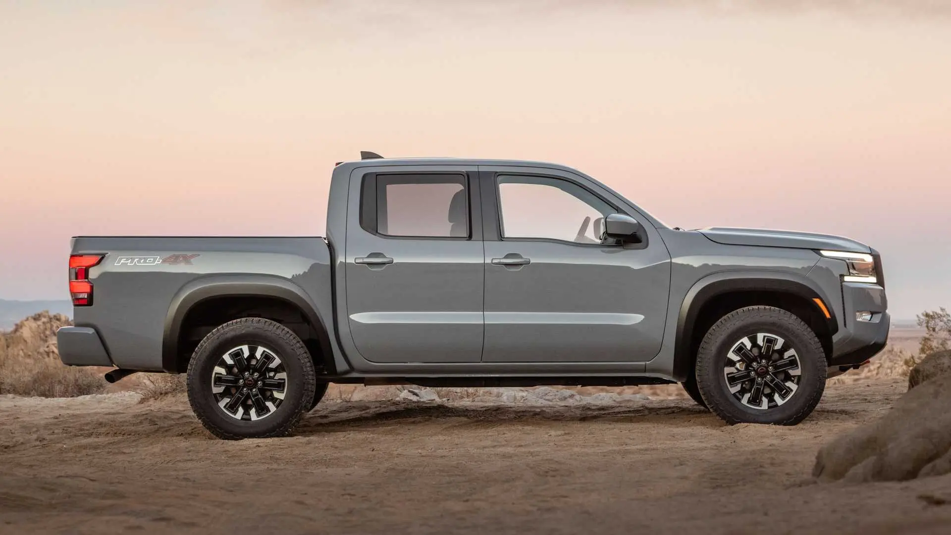 Nissan Frontier 2022 نیسان فرانتیر نمای جانبی