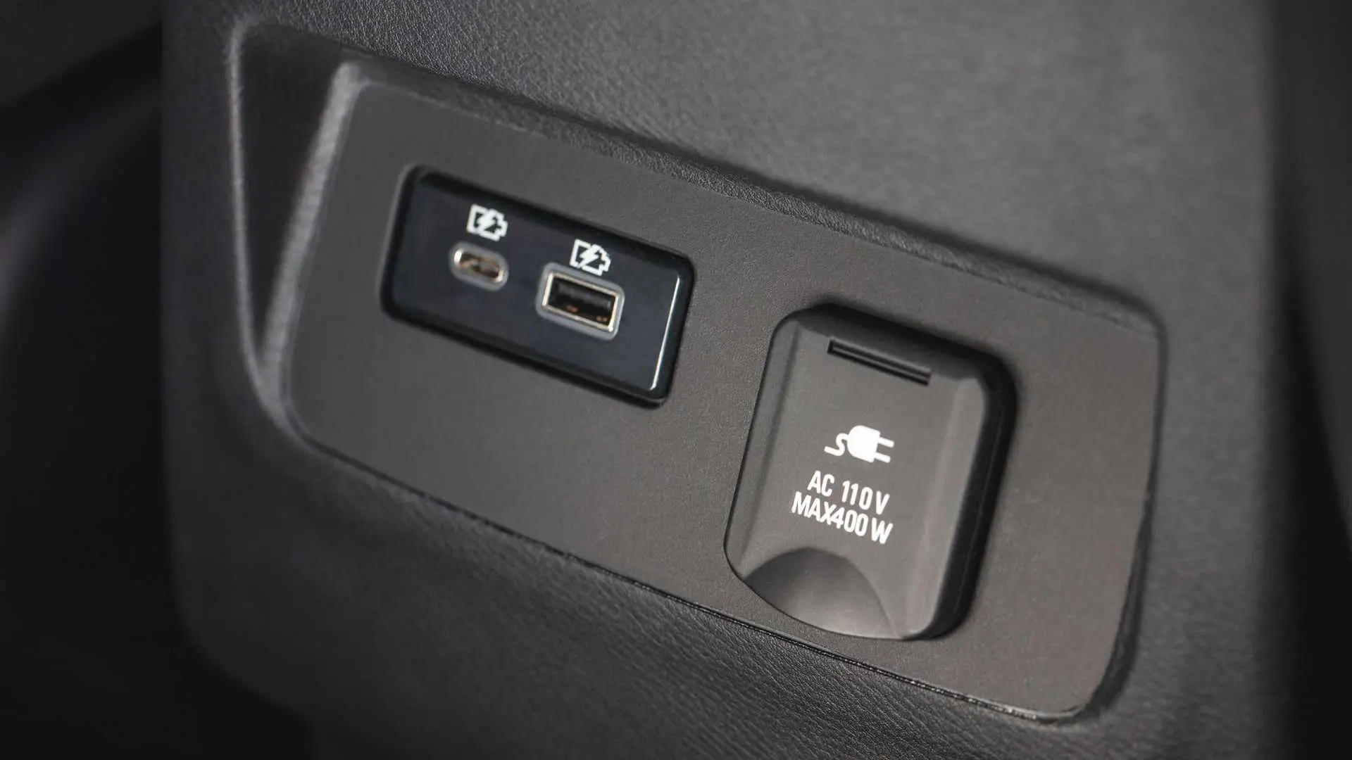 Nissan Frontier 2022 نیسان فرانتیر نمای شارژر AC و DC