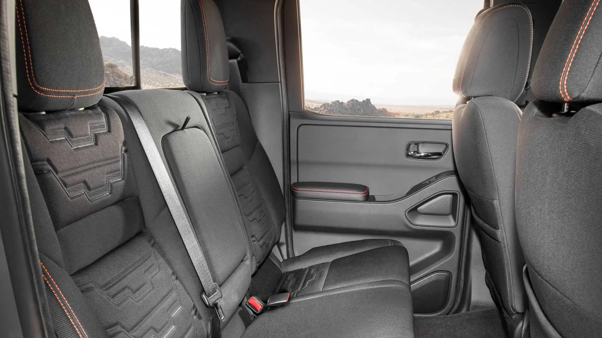 Nissan Frontier 2022 نیسان فرانتیر نمای صندلی عقب