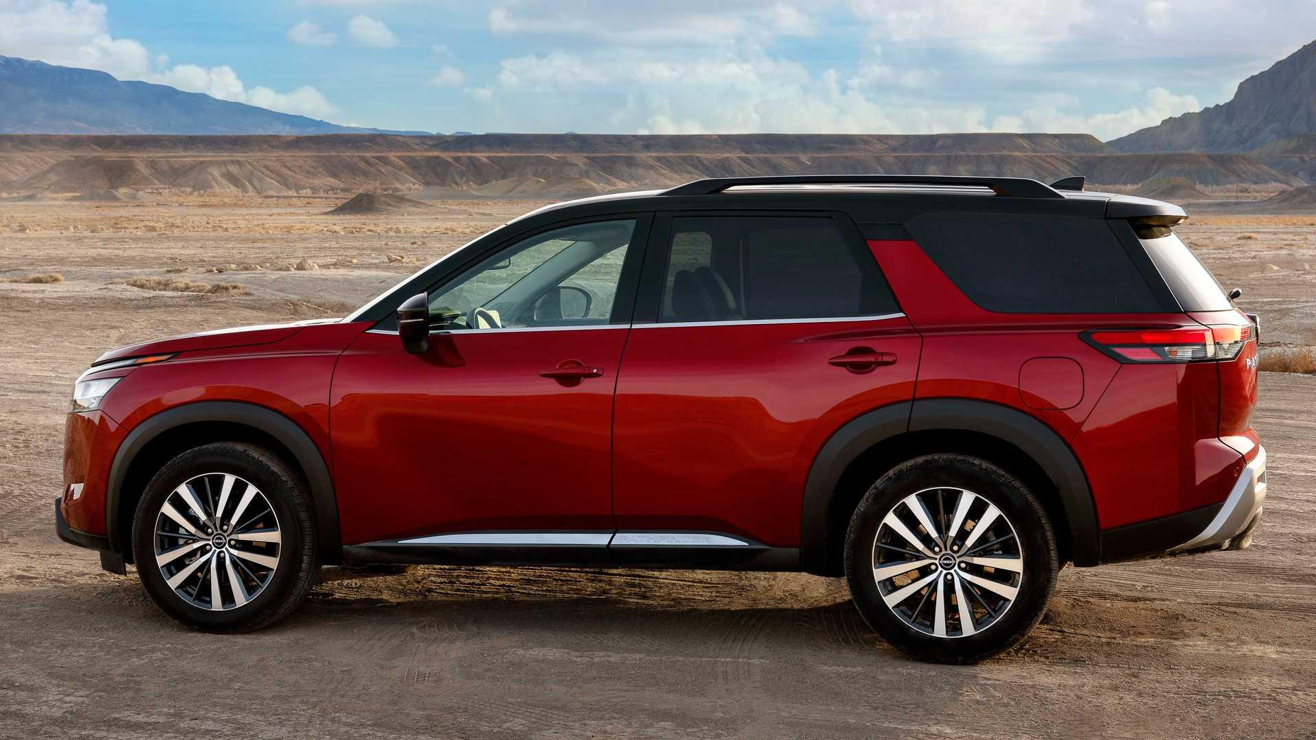 نمای کراس اور نیسان پت فایندر / 2022 Nissan Pathfinder crossover قرمز رنگ در بیابان