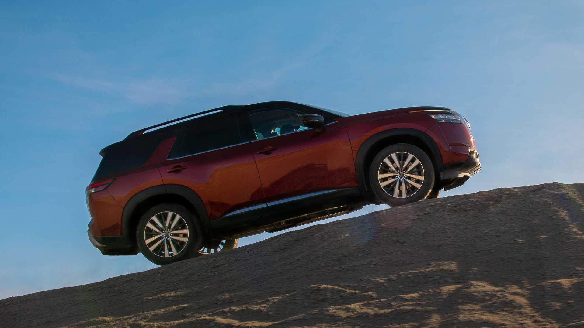 نمای جانبی کراس اور نیسان پت فایندر / 2022 Nissan Pathfinder crossover قرمز رنگ