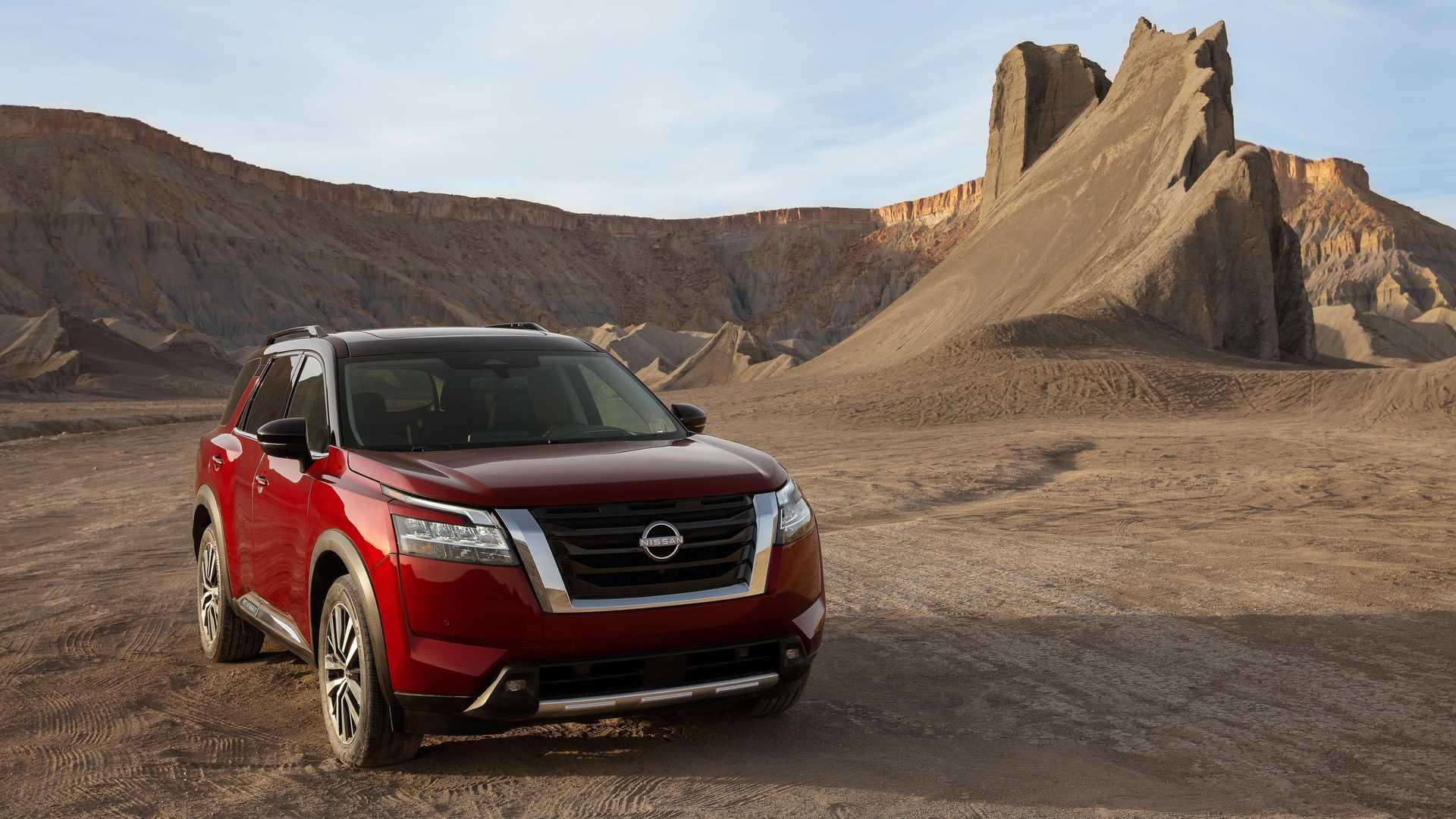 نمای جلو کراس اور نیسان پت فایندر / 2022 Nissan Pathfinder crossover قرمز رنگ در بیابان