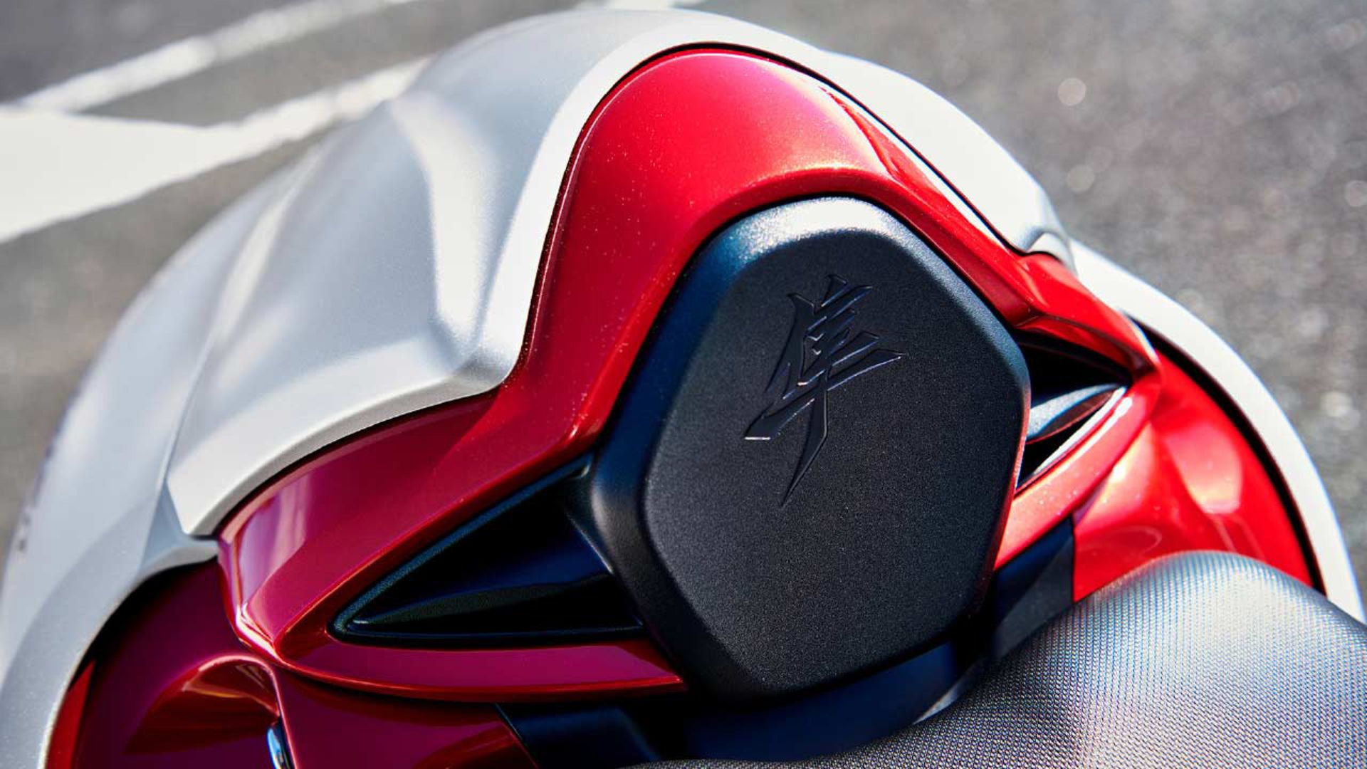 Suzuki Hayabusa 2021 third-generation سوزوکی هایابوسا نمای زین