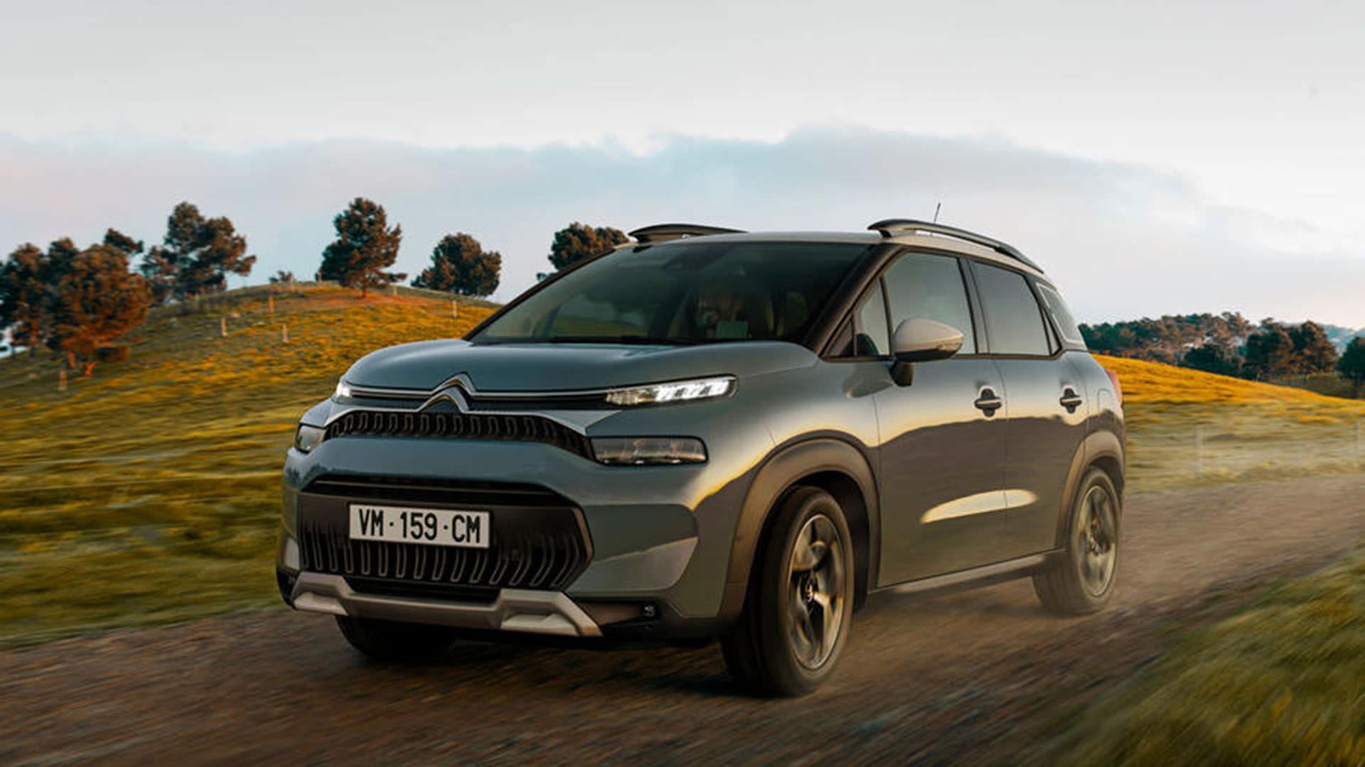 نمای سه چهارم کراس اور سیتروئن سی 3 ایرکراس / Citroen C3 Aircross در جاده خاکی