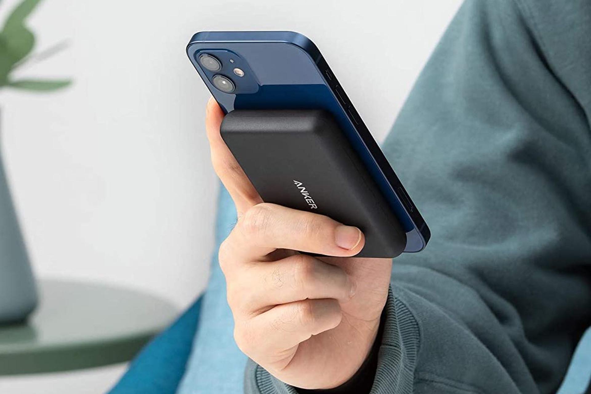 پاوربانک انکر PowerCore Magnetic 5K Wireless روی آیفون 12 اپل در دست
