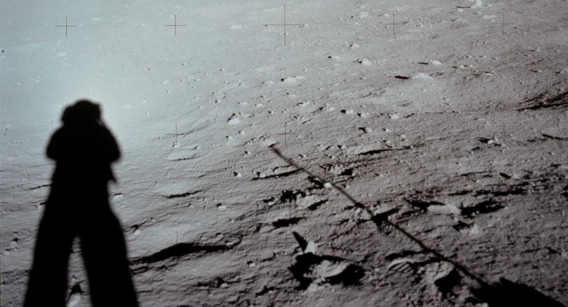 سایه ها در سطح ماه - آپولو ۱۱