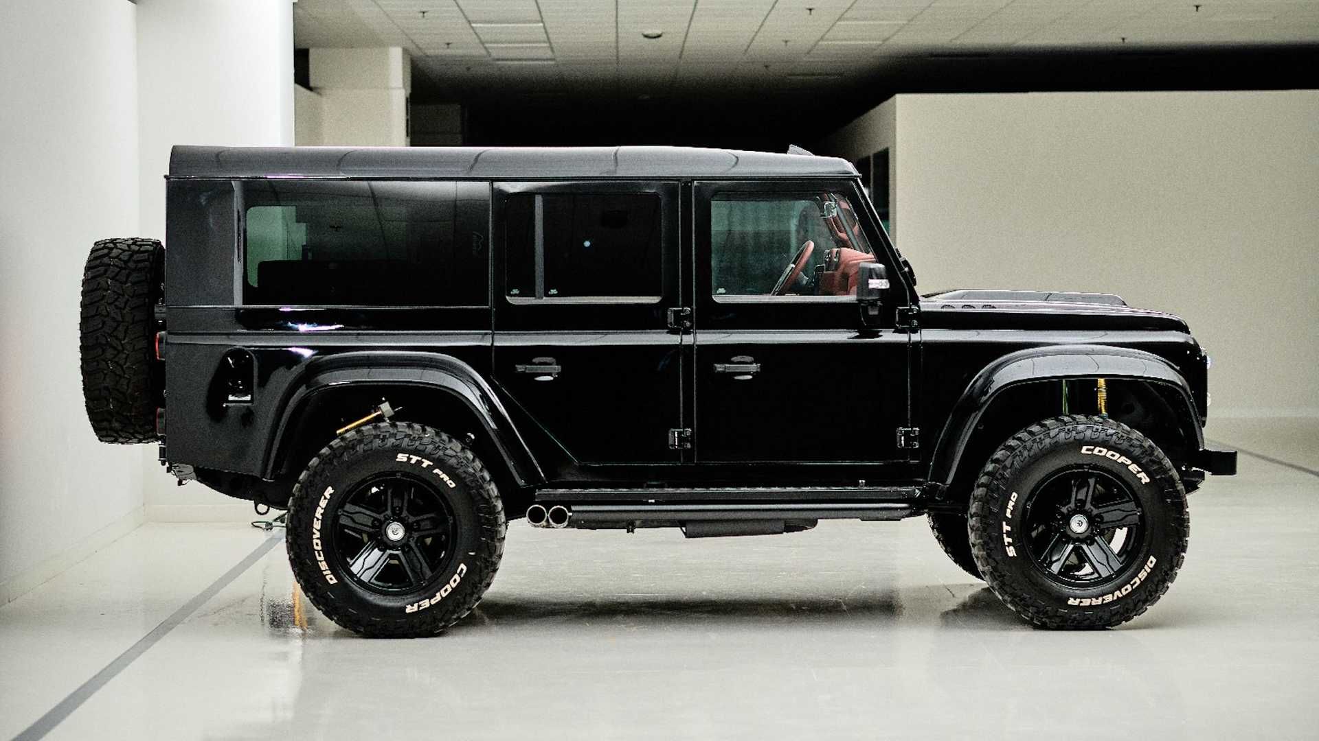 نمای جانبی شاسی بلند لندرور دیفندر / Land Rover Defender با تیونینگ آرس دیزاین / Ares Design