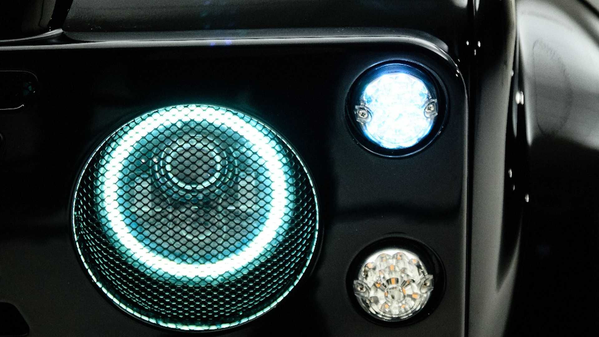 چراغ جلو شاسی بلند لندرور دیفندر / Land Rover Defender با تیونینگ آرس دیزاین / Ares Design