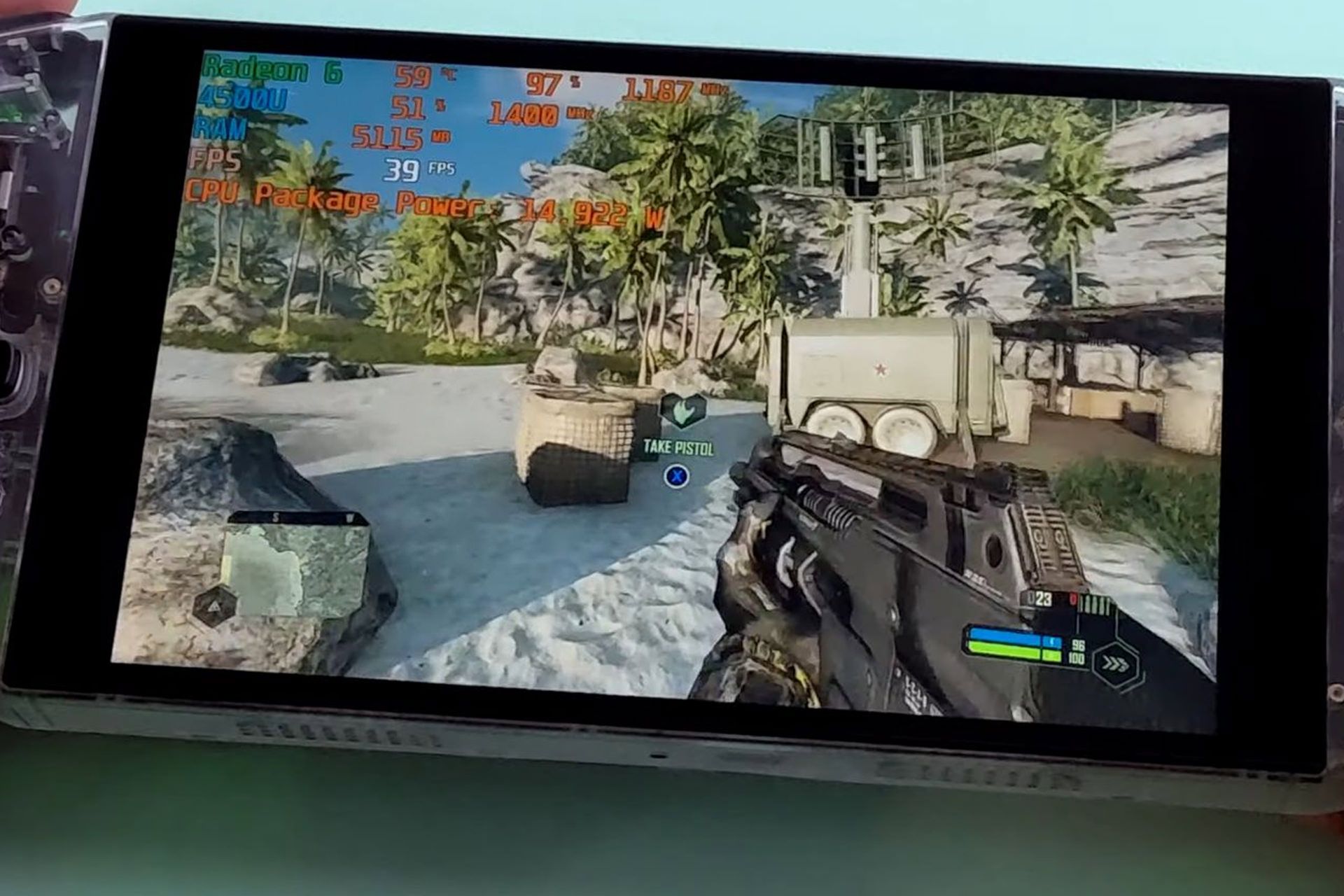 کنسول دستی AYA Neo Founder در دست هنگام اجرای بازی