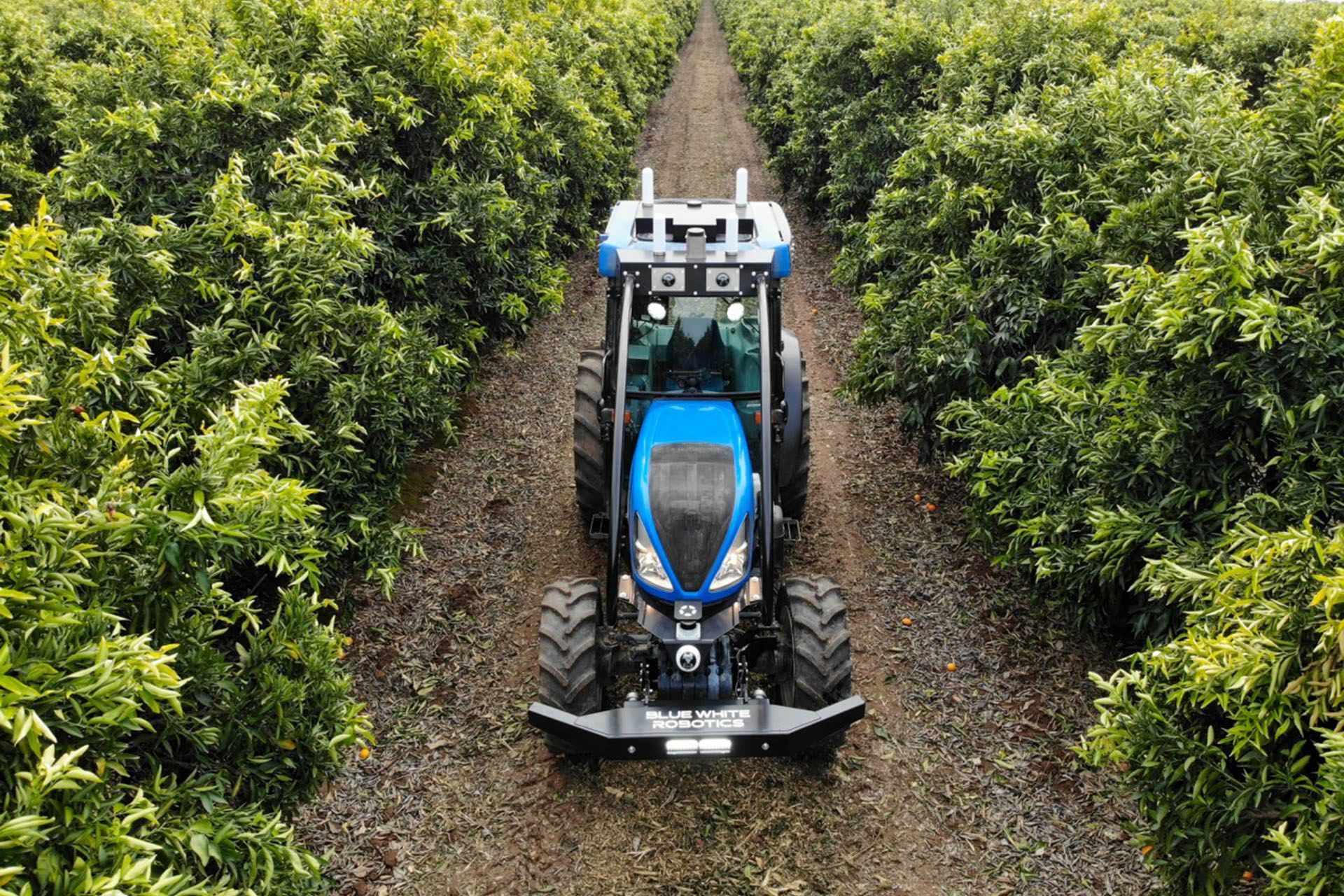 کیت تبدیل تراکتور خودران / blue-white-robotics-autonomous-tractor-1 در باغ