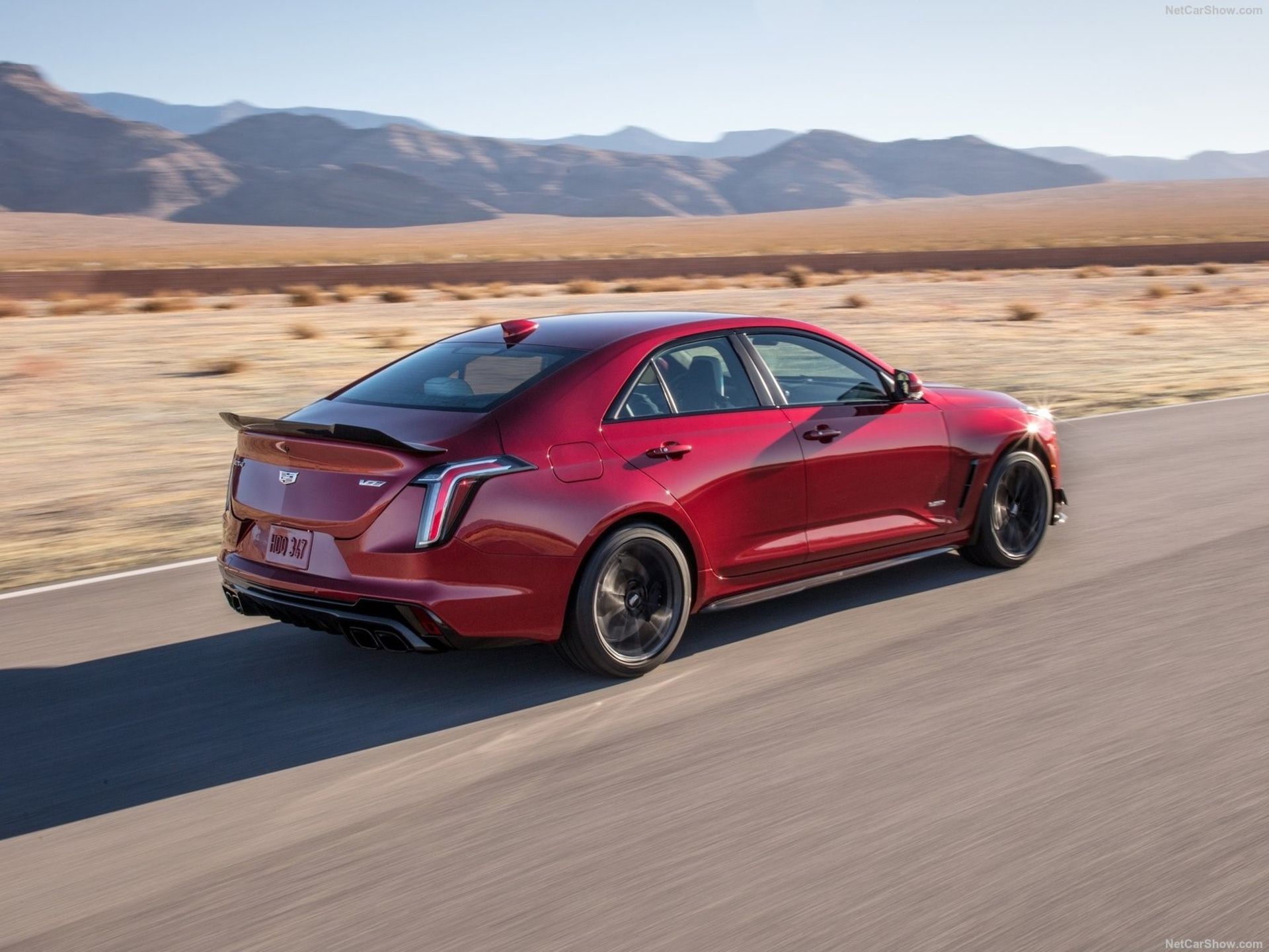 Cadillac CT4-V Blackwing کادیلاک سی تی4 بلک وینگ نمای عقب