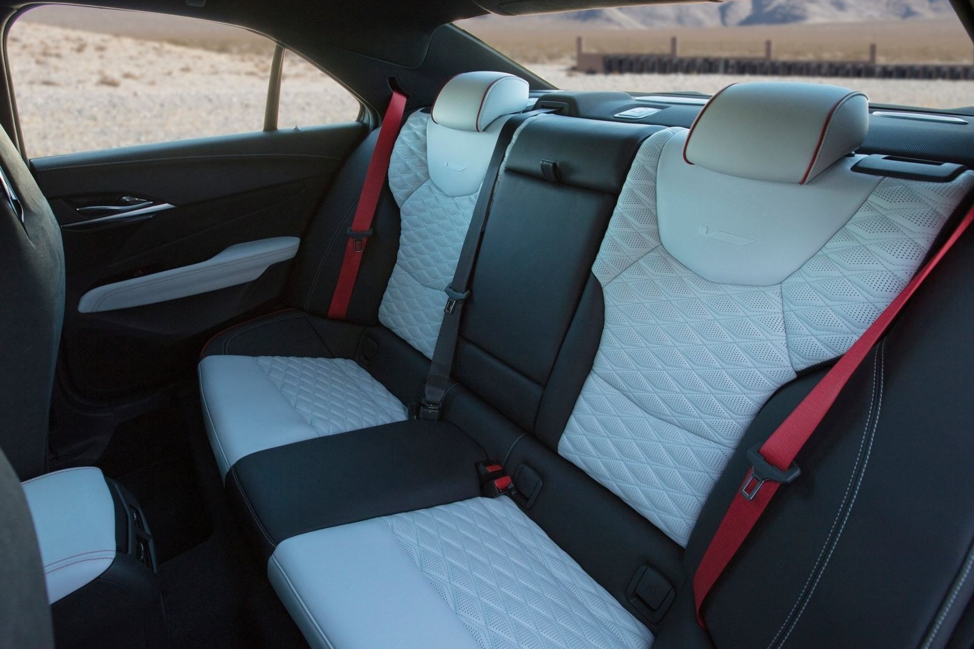 Cadillac CT4-V Blackwing کادیلاک سی تی4 بلک وینگ نمای صندلی عقب