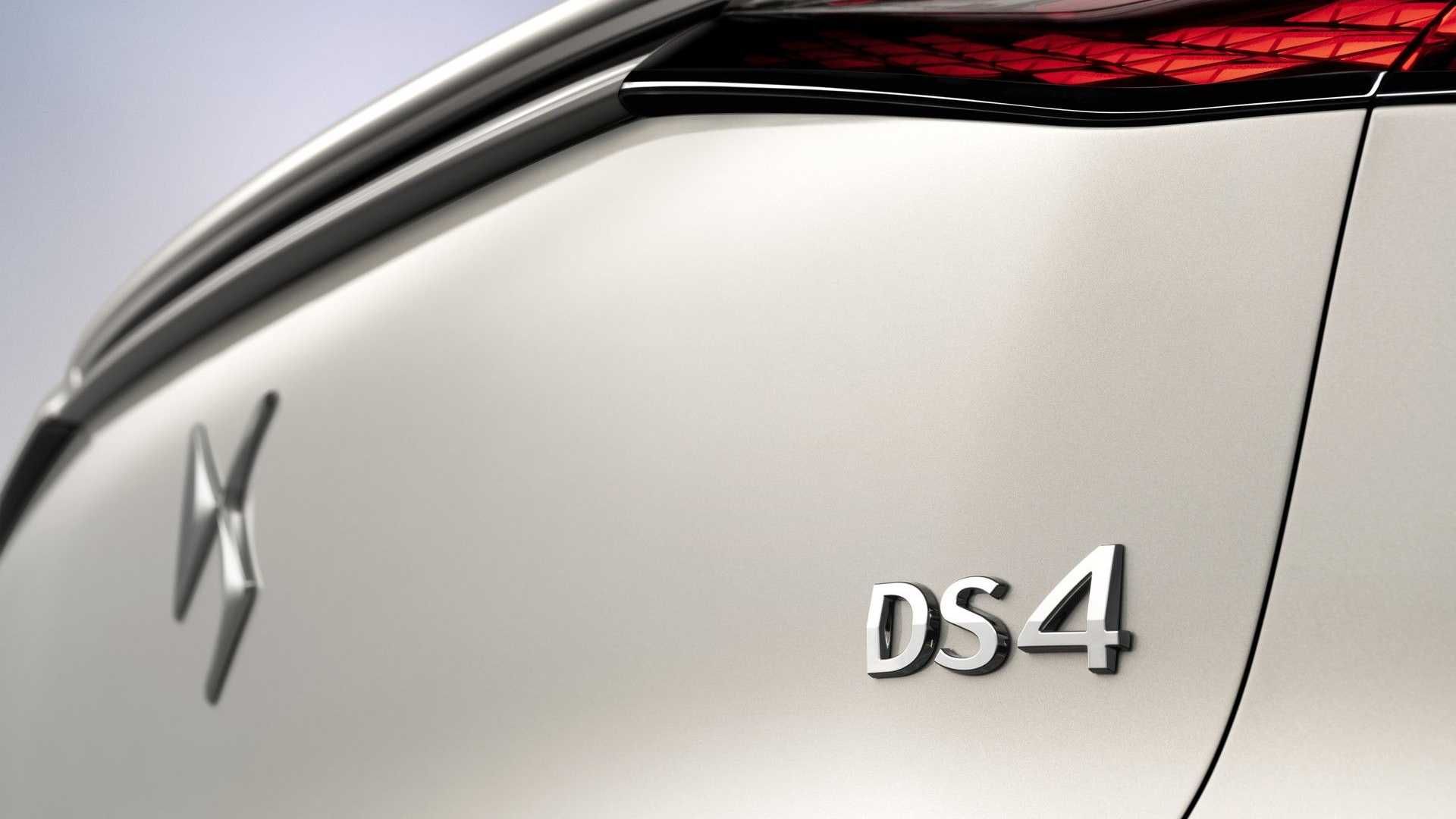   DS 4 دی اس 4 مدل 2022 نمای زیر چراغ