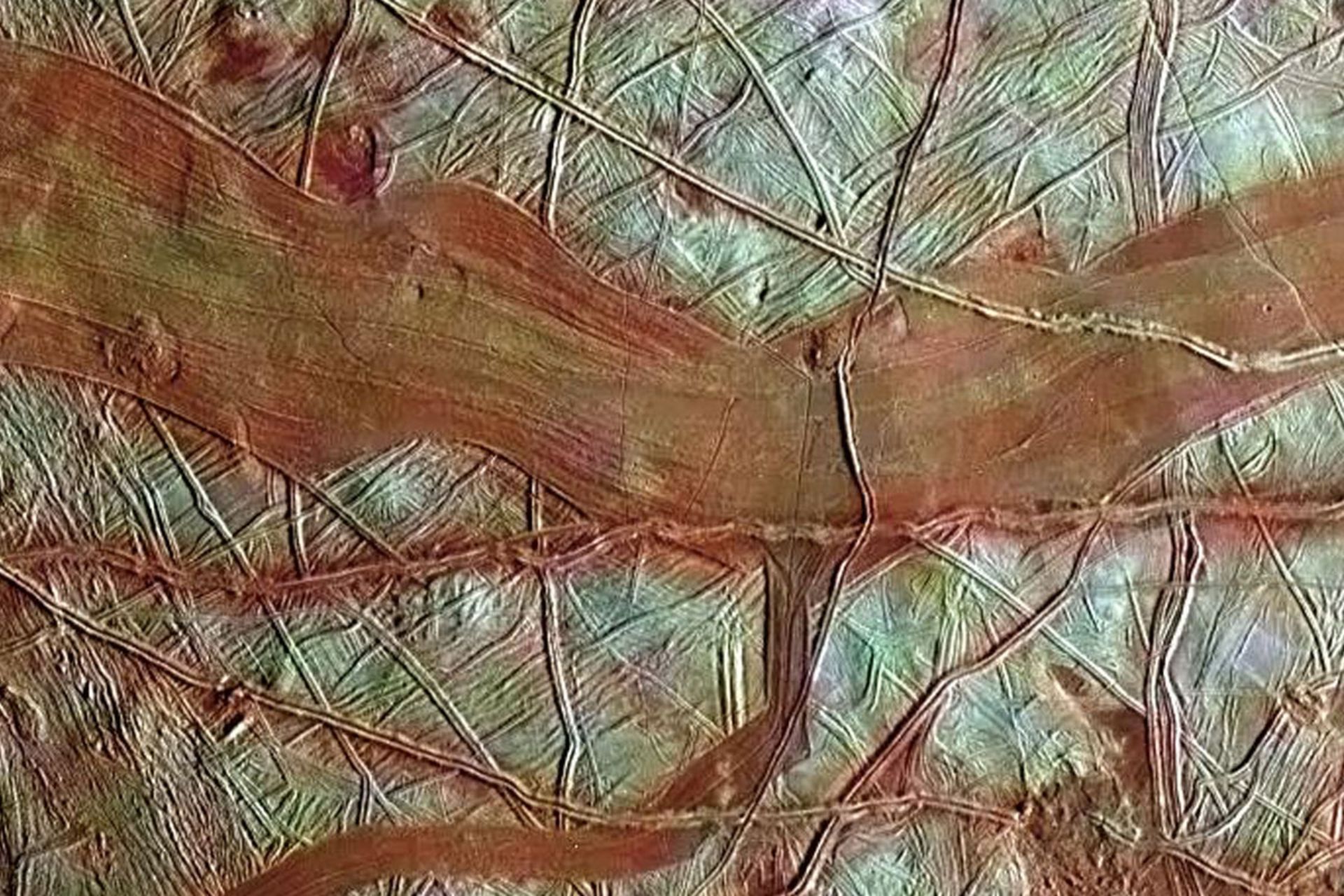 نوارهای قرمز رنگ بر سطح قمر اروپا که توسط فضاپیمای گالیله ثبت شدند
