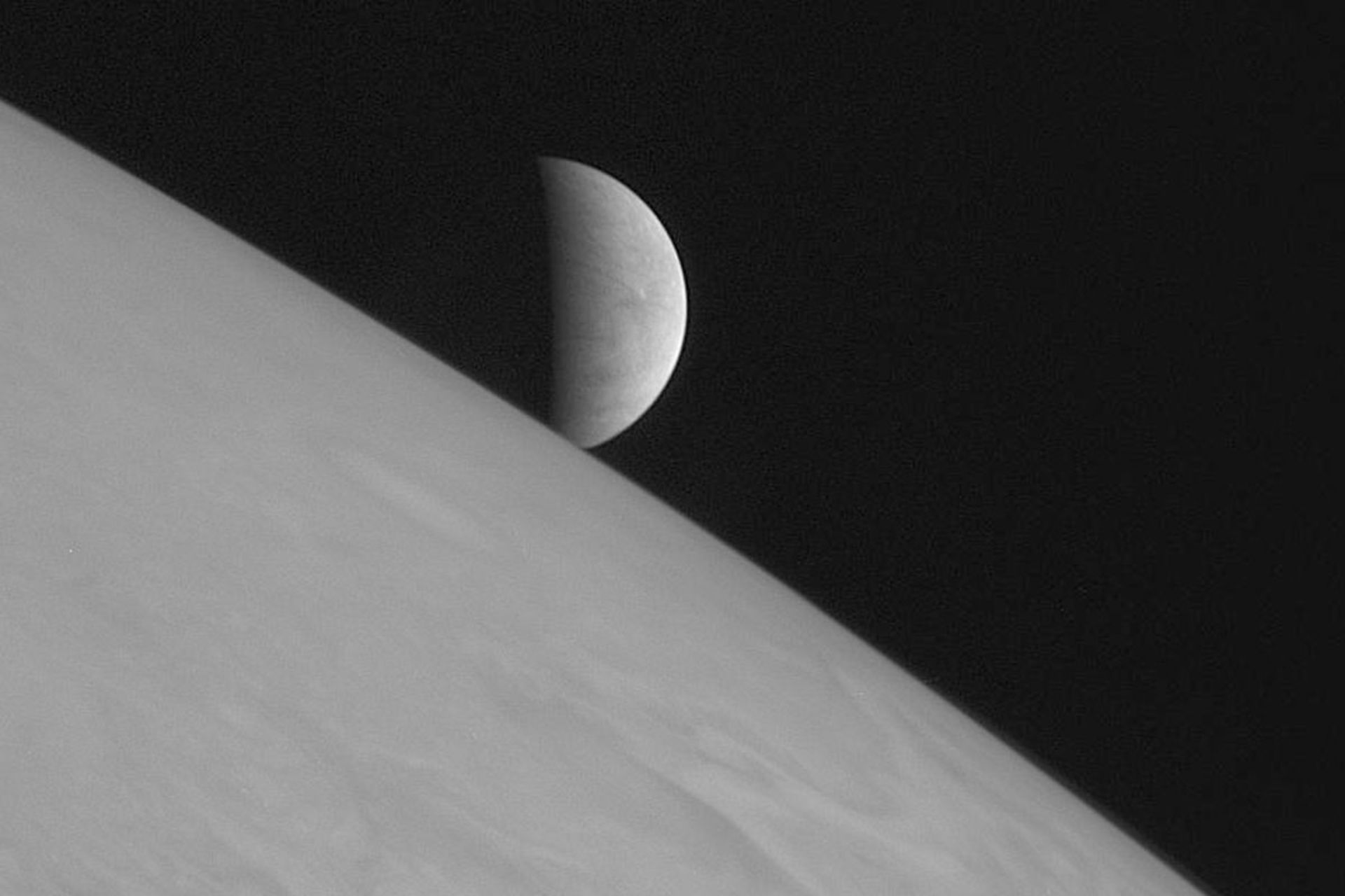 طلوع اروپا از زاویه‌ی ابرهای مشتری؛ این تصویر توسط کاوشگر نیوهرایزنز به ثبت رسید